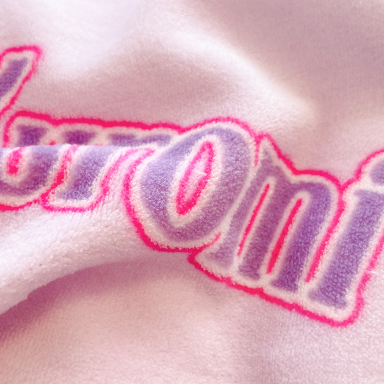 91家纺网 家纺一手货源 找家纺 （总）暮思家居 2025新款三丽鸥正版授权少女可爱卡通加厚牛奶绒羊羔绒毛毯多功能四季毛毯四件套