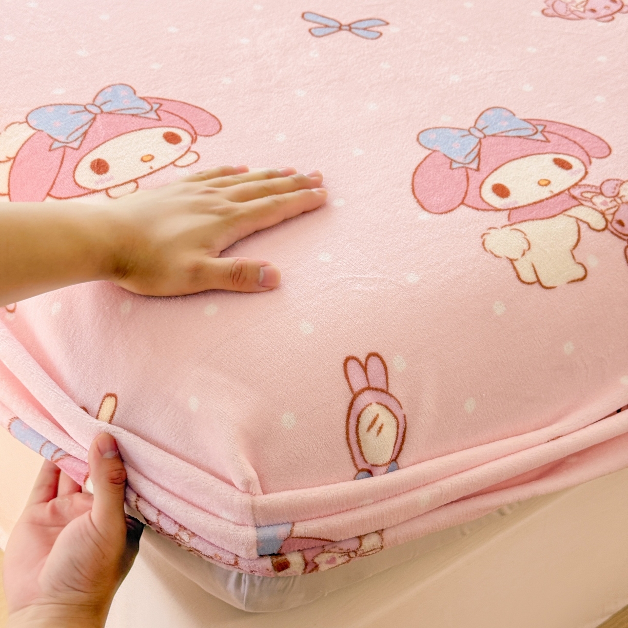 91家纺网 家纺一手货源 找家纺 名兮-2025经典奥特曼-三丽鸥高克重印花牛奶绒床笠 点点美乐蒂