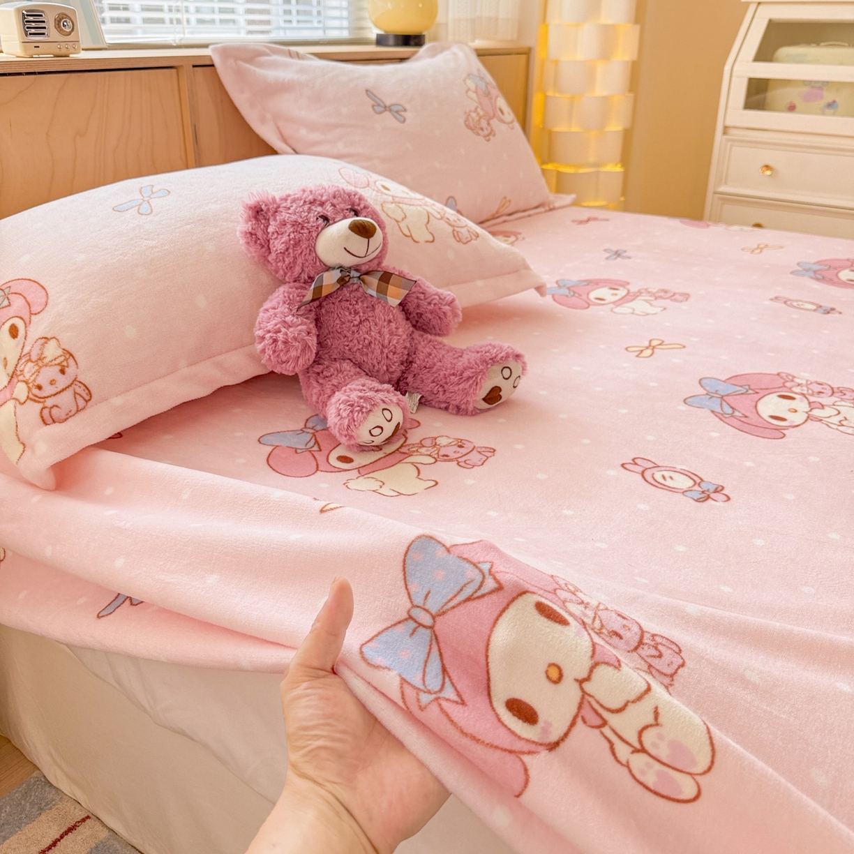 91家纺网 家纺一手货源 找家纺 名兮-2025经典奥特曼-三丽鸥高克重印花牛奶绒床笠 点点美乐蒂