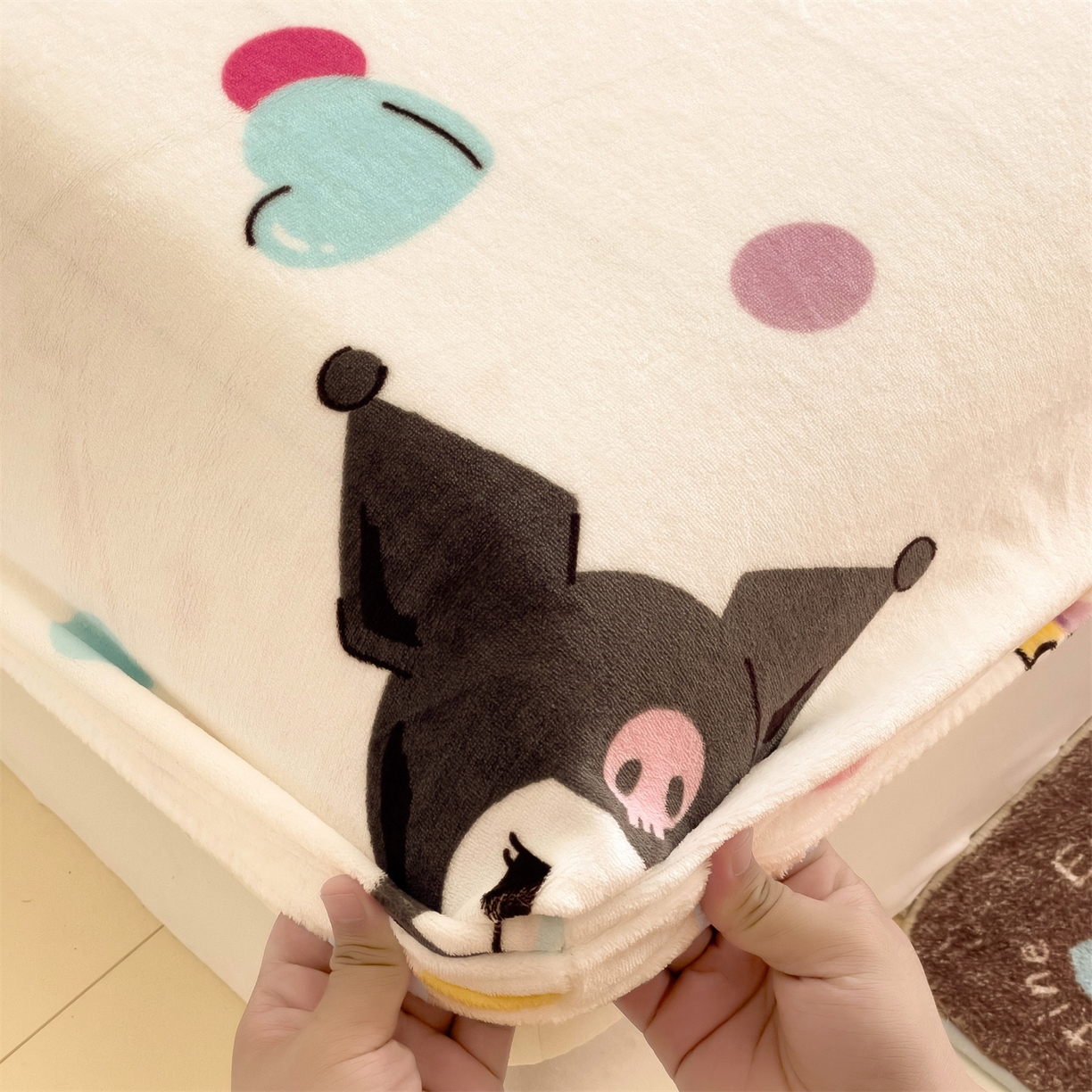 91家纺网 家纺一手货源 找家纺 名兮-2025经典奥特曼-三丽鸥高克重印花牛奶绒床笠 多彩库洛米