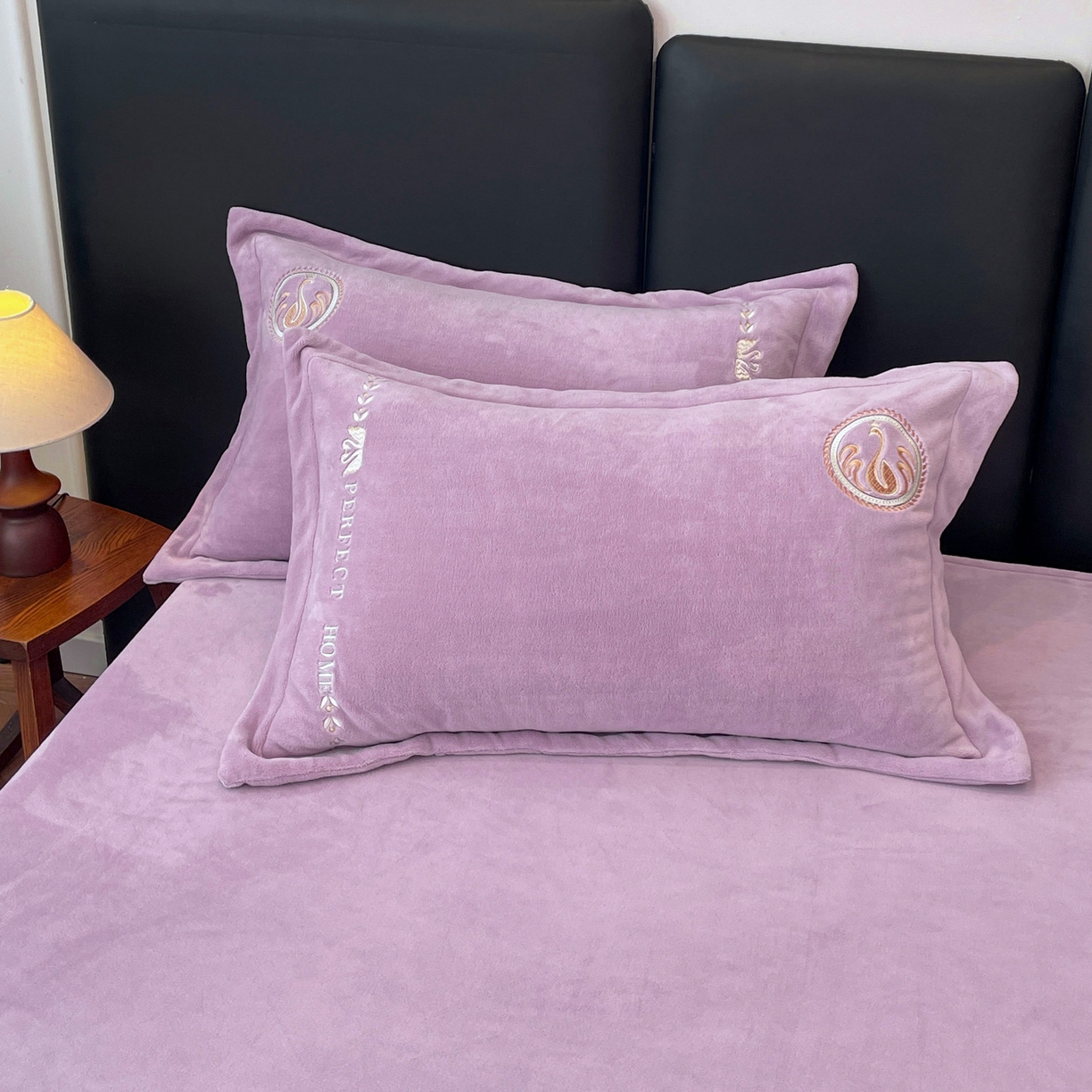 91家纺网 家纺一手货源 找家纺 美洲琳 2025新款高克重绣花牛奶绒四件套 天鹅-紫