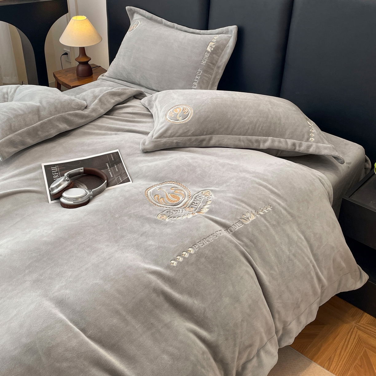 91家纺网 家纺一手货源 找家纺 美洲琳 2025新款高克重绣花牛奶绒四件套 天鹅-灰