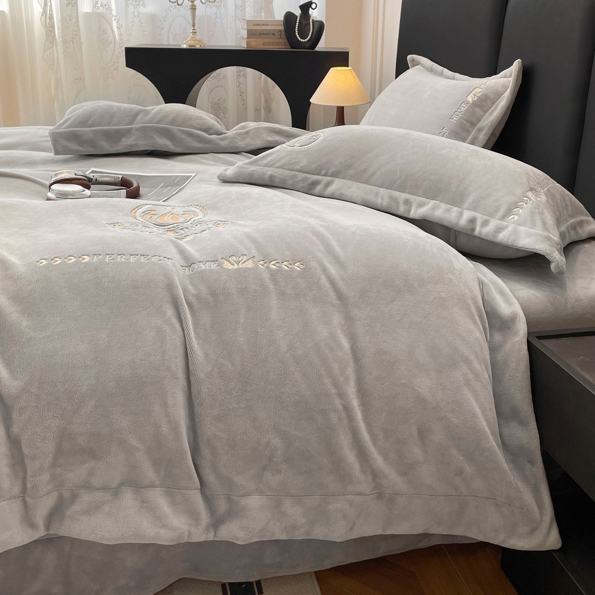 91家纺网 家纺一手货源 找家纺 美洲琳 2025新款高克重绣花牛奶绒四件套 天鹅-灰