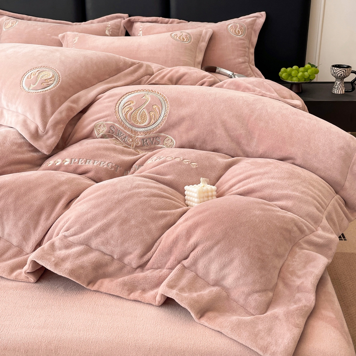 91家纺网 家纺一手货源 找家纺 （总）美洲琳 2025新款高克重绣花牛奶绒四件套