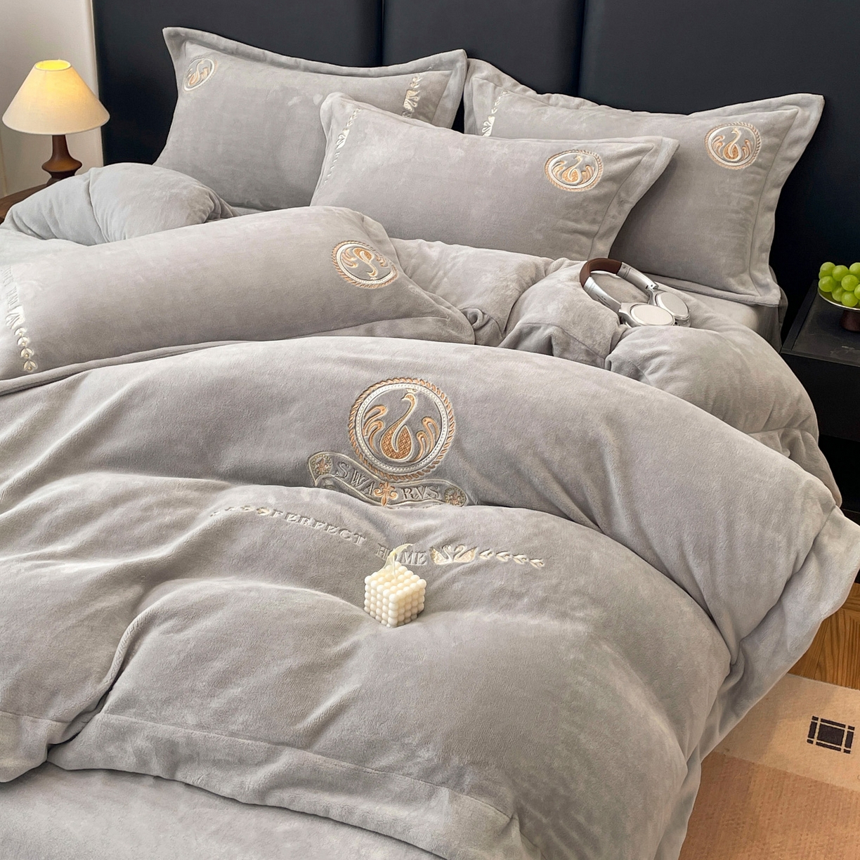 91家纺网 家纺一手货源 找家纺 美洲琳 2025新款高克重绣花牛奶绒四件套 天鹅-灰