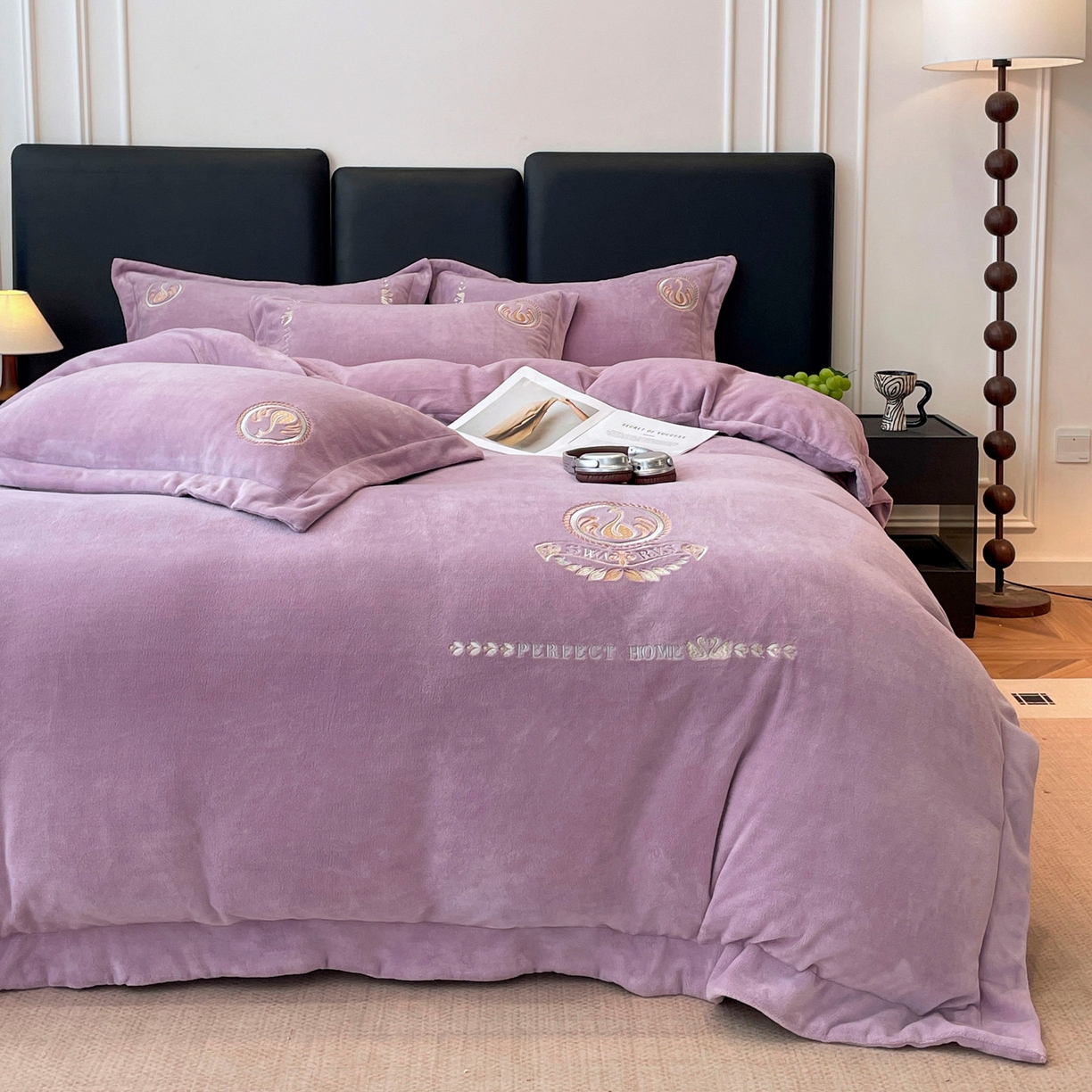 91家纺网 家纺一手货源 找家纺 美洲琳 2025新款高克重绣花牛奶绒四件套 天鹅-紫