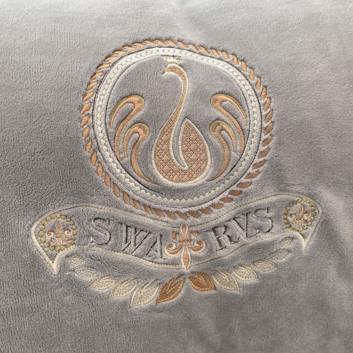 91家纺网 家纺一手货源 找家纺 美洲琳 2025新款高克重绣花牛奶绒四件套 天鹅-灰