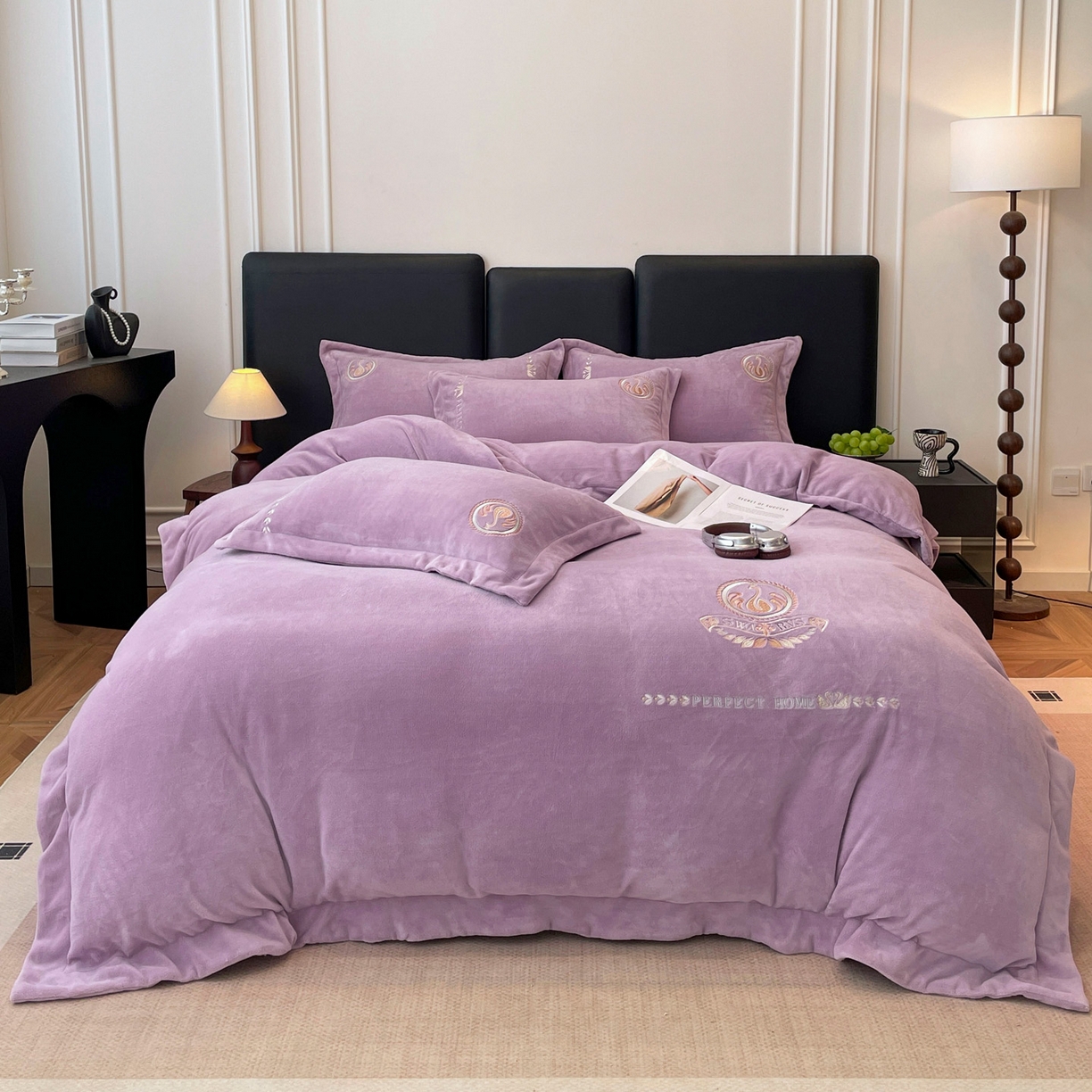 91家纺网 家纺一手货源 找家纺 美洲琳 2025新款高克重绣花牛奶绒四件套 天鹅-紫