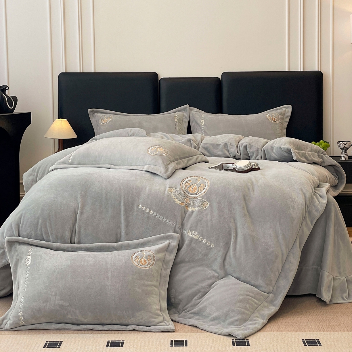 91家纺网 家纺一手货源 找家纺 美洲琳 2025新款高克重绣花牛奶绒四件套 天鹅-灰