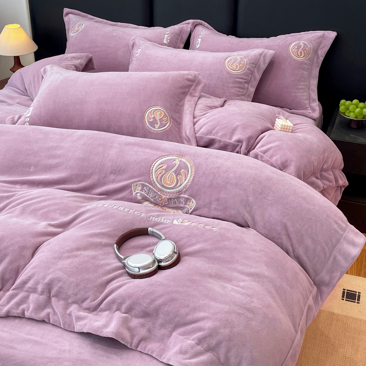 91家纺网 家纺一手货源 找家纺 美洲琳 2025新款高克重绣花牛奶绒四件套 天鹅-紫