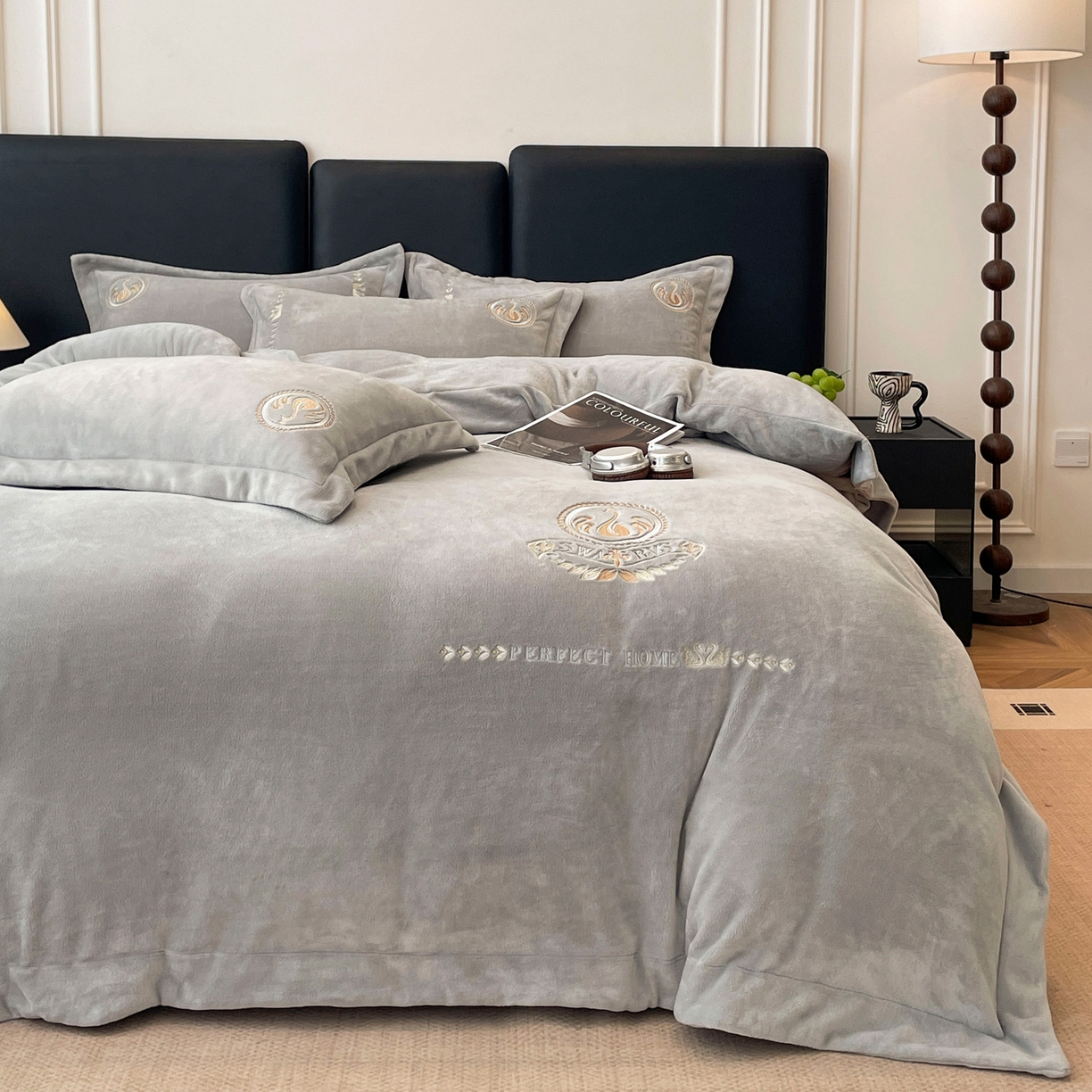 91家纺网 家纺一手货源 找家纺 美洲琳 2025新款高克重绣花牛奶绒四件套 天鹅-灰