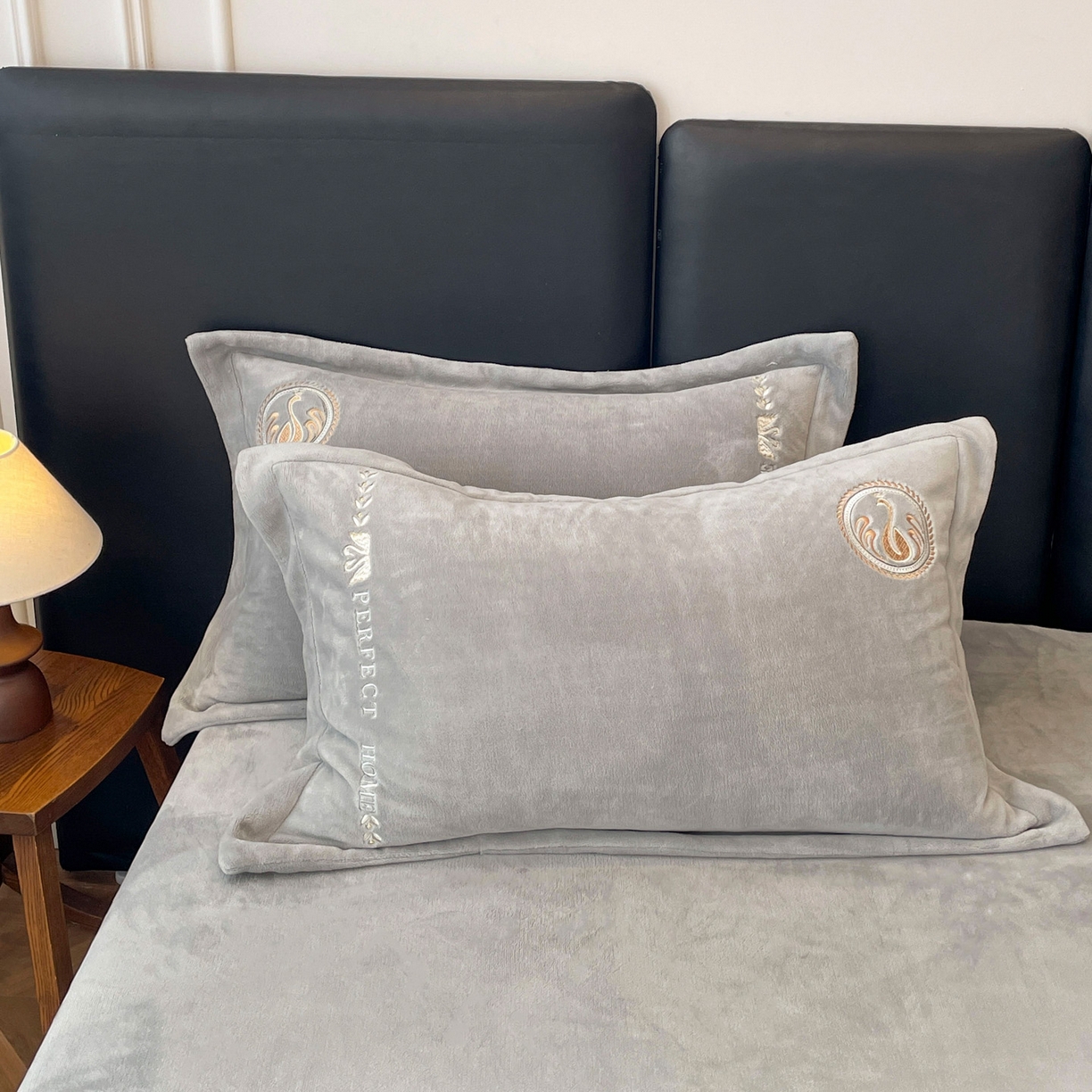 91家纺网 家纺一手货源 找家纺 美洲琳 2025新款高克重绣花牛奶绒四件套 天鹅-灰