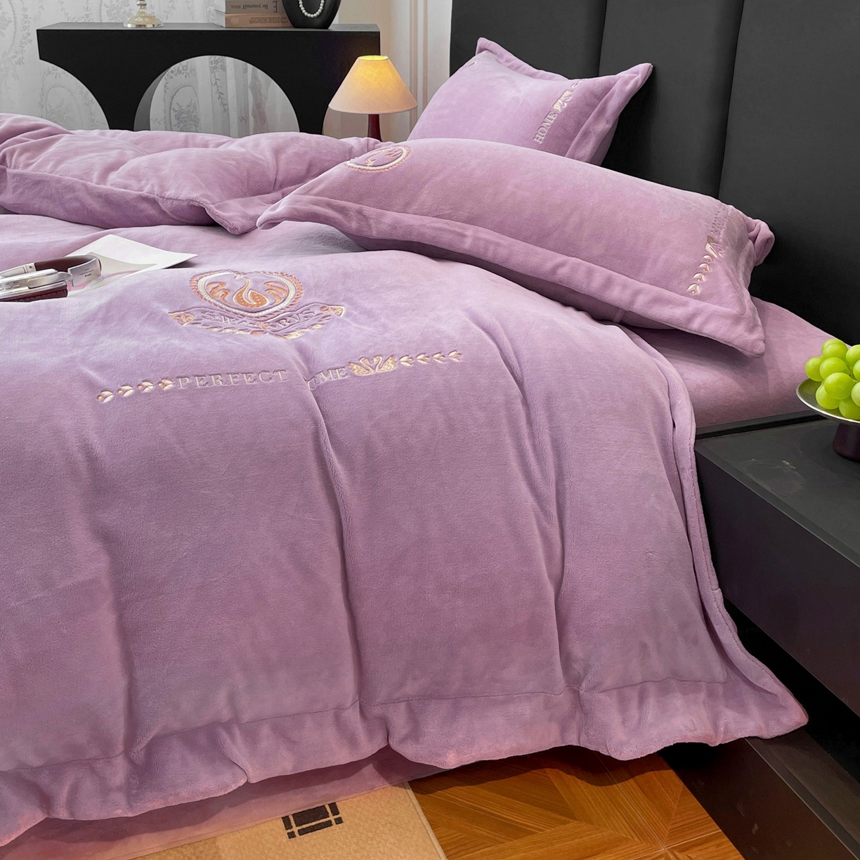 91家纺网 家纺一手货源 找家纺 美洲琳 2025新款高克重绣花牛奶绒四件套 天鹅-紫