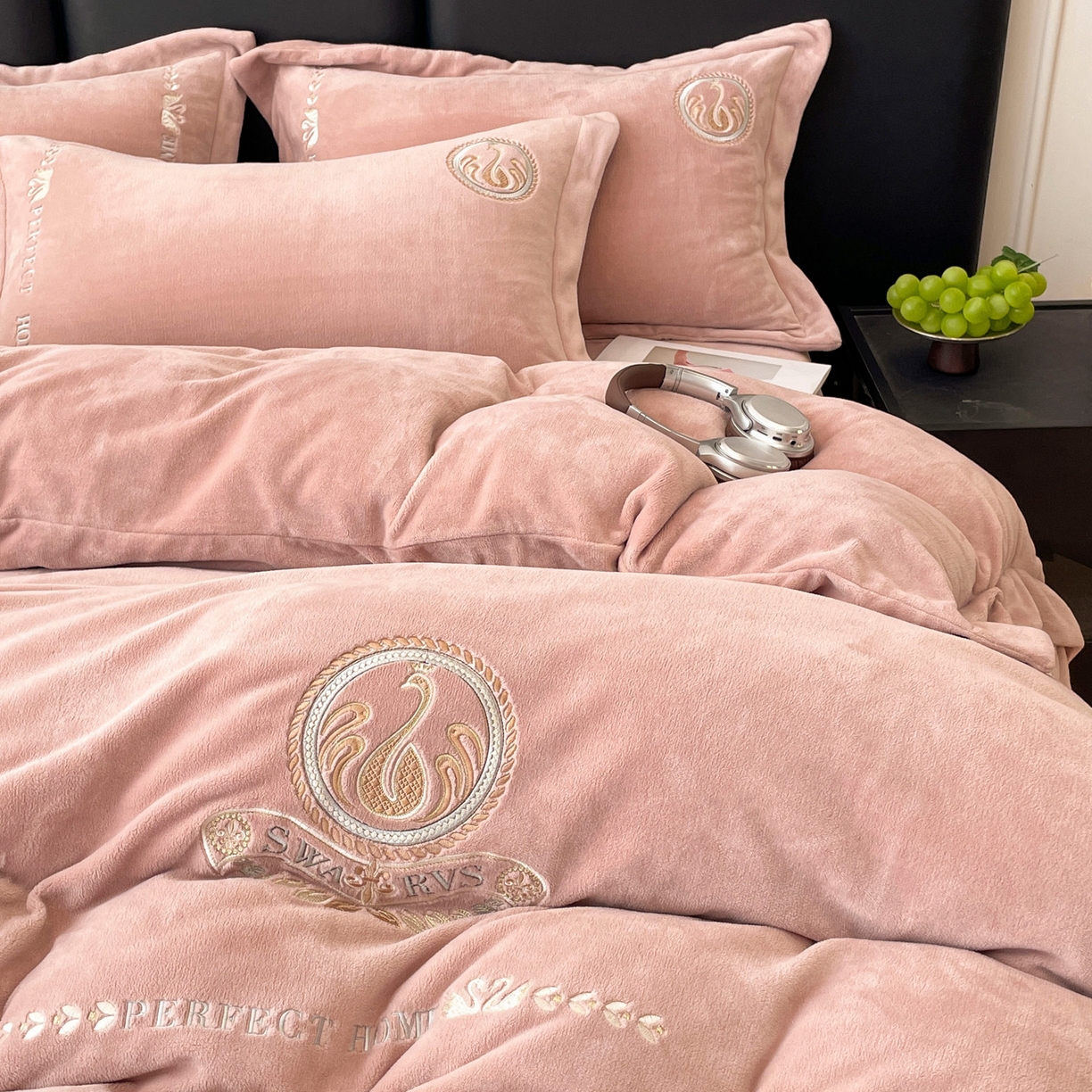 91家纺网 家纺一手货源 找家纺 （总）美洲琳 2025新款高克重绣花牛奶绒四件套