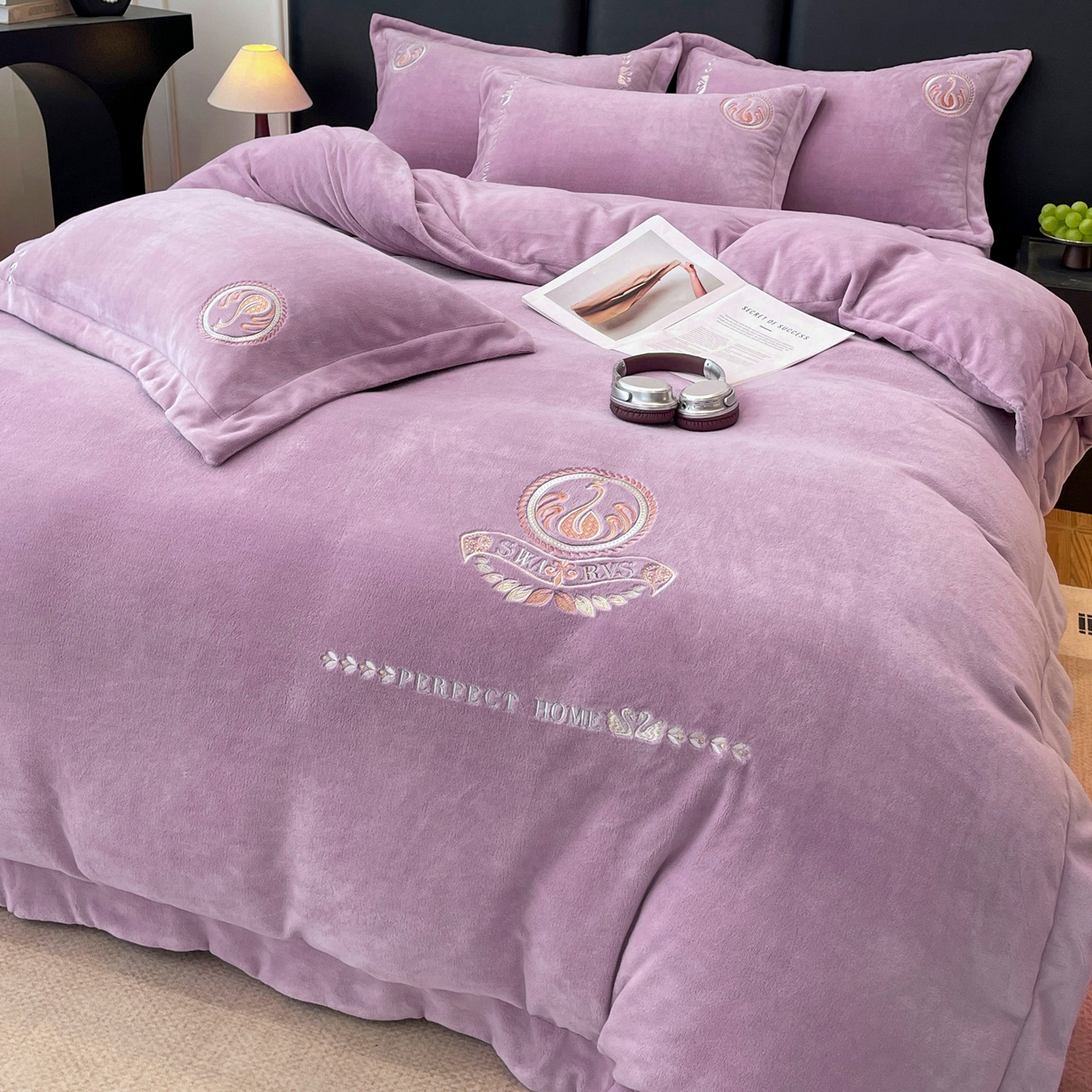 91家纺网 家纺一手货源 找家纺 美洲琳 2025新款高克重绣花牛奶绒四件套 天鹅-紫