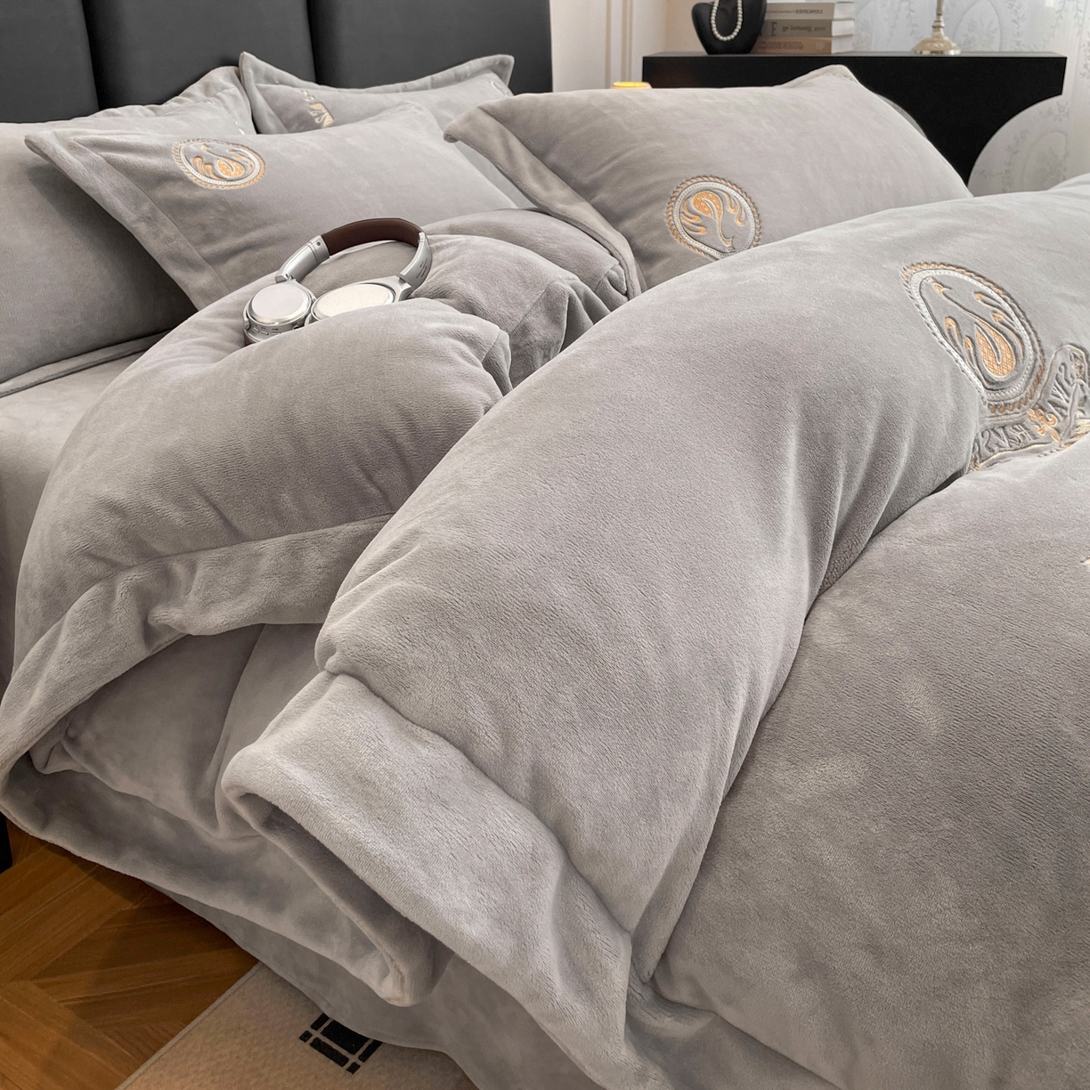 91家纺网 家纺一手货源 找家纺 美洲琳 2025新款高克重绣花牛奶绒四件套 天鹅-灰