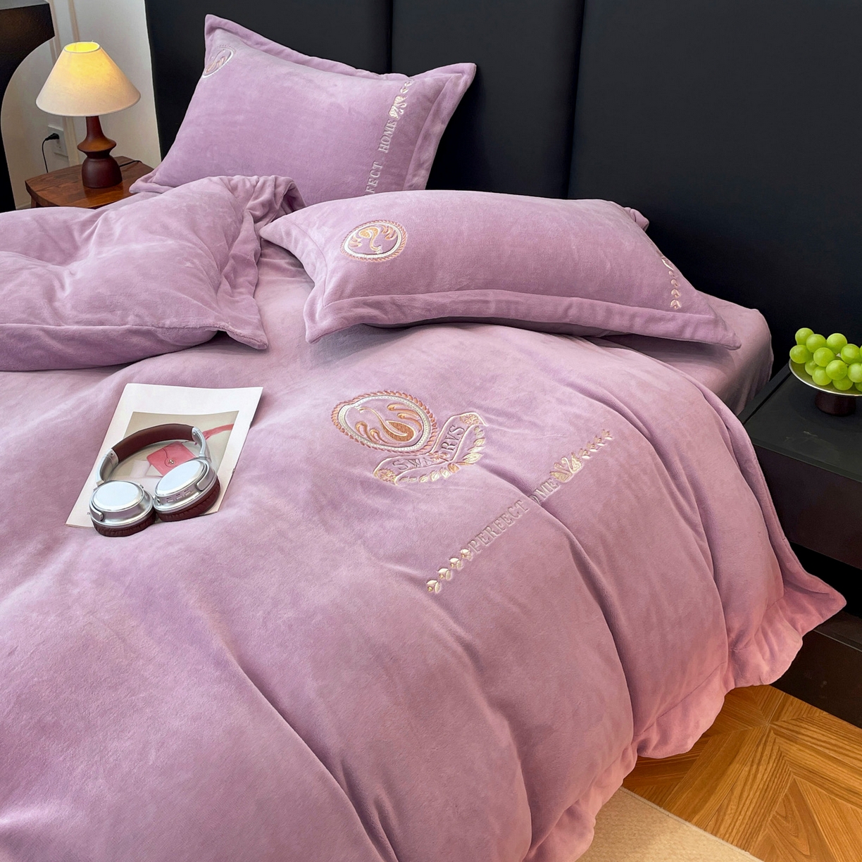 91家纺网 家纺一手货源 找家纺 美洲琳 2025新款高克重绣花牛奶绒四件套 天鹅-紫
