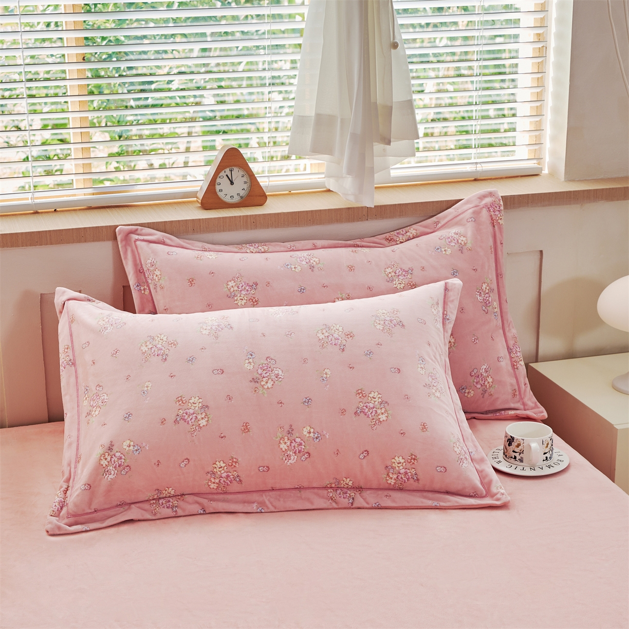 91家纺网 家纺一手货源 找家纺 喜四方 2025新款超细旦婴儿宝宝绒印花四件套 花怡梦-粉