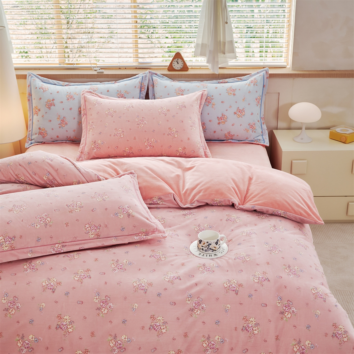 91家纺网 家纺一手货源 找家纺 喜四方 2025新款超细旦婴儿宝宝绒印花四件套 花怡梦-粉