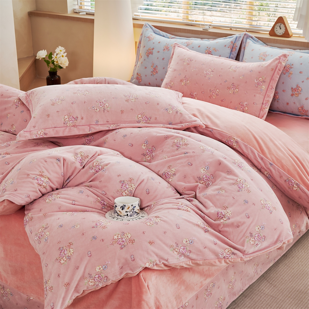 91家纺网 家纺一手货源 找家纺 喜四方 2025新款超细旦婴儿宝宝绒印花四件套 花怡梦-粉