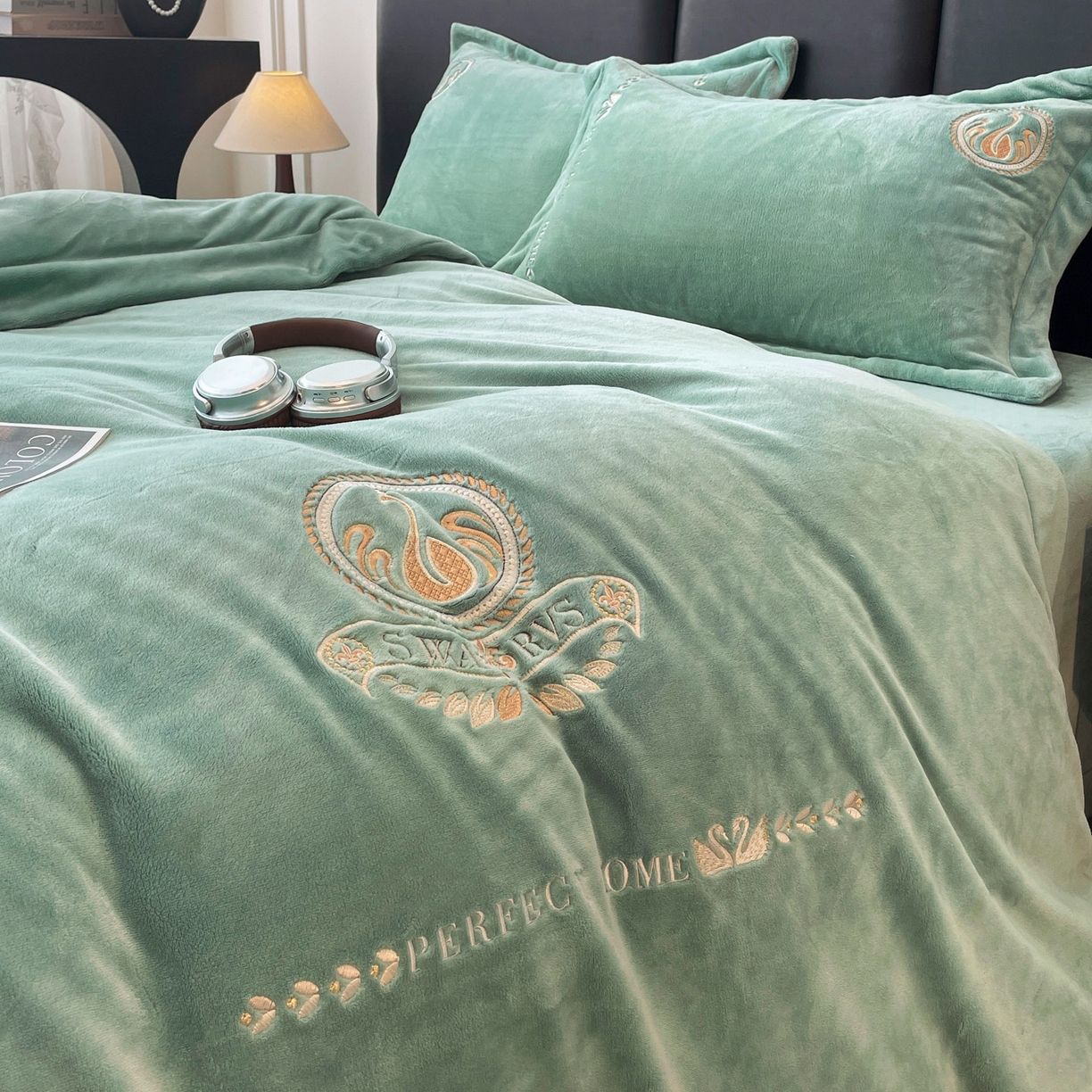 91家纺网 家纺一手货源 找家纺 美洲琳 2025新款高克重绣花牛奶绒四件套 天鹅-青色