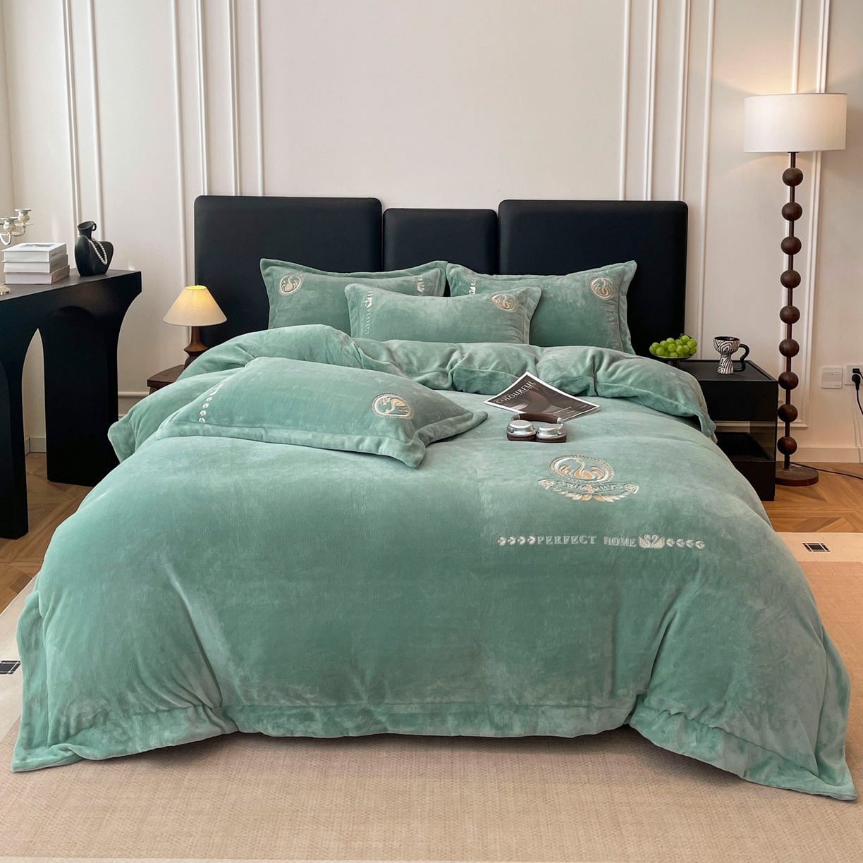 91家纺网 家纺一手货源 找家纺 美洲琳 2025新款高克重绣花牛奶绒四件套 天鹅-青色