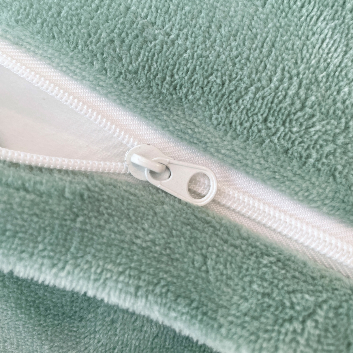 91家纺网 家纺一手货源 找家纺 美洲琳 2025新款高克重绣花牛奶绒四件套 天鹅-青色