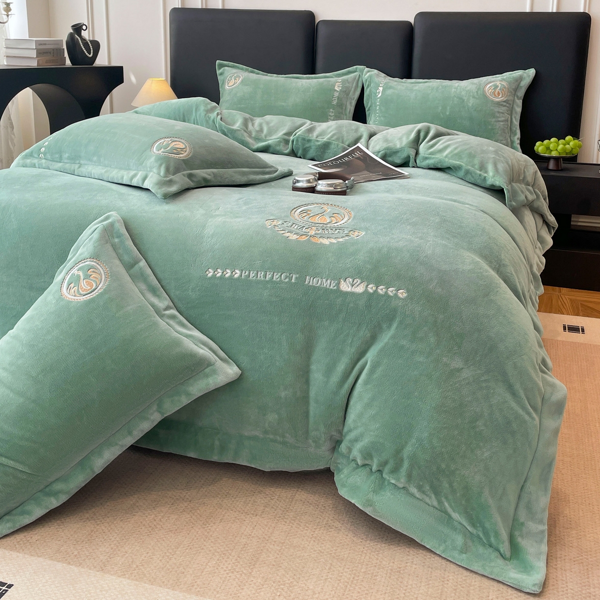 91家纺网 家纺一手货源 找家纺 美洲琳 2025新款高克重绣花牛奶绒四件套 天鹅-青色