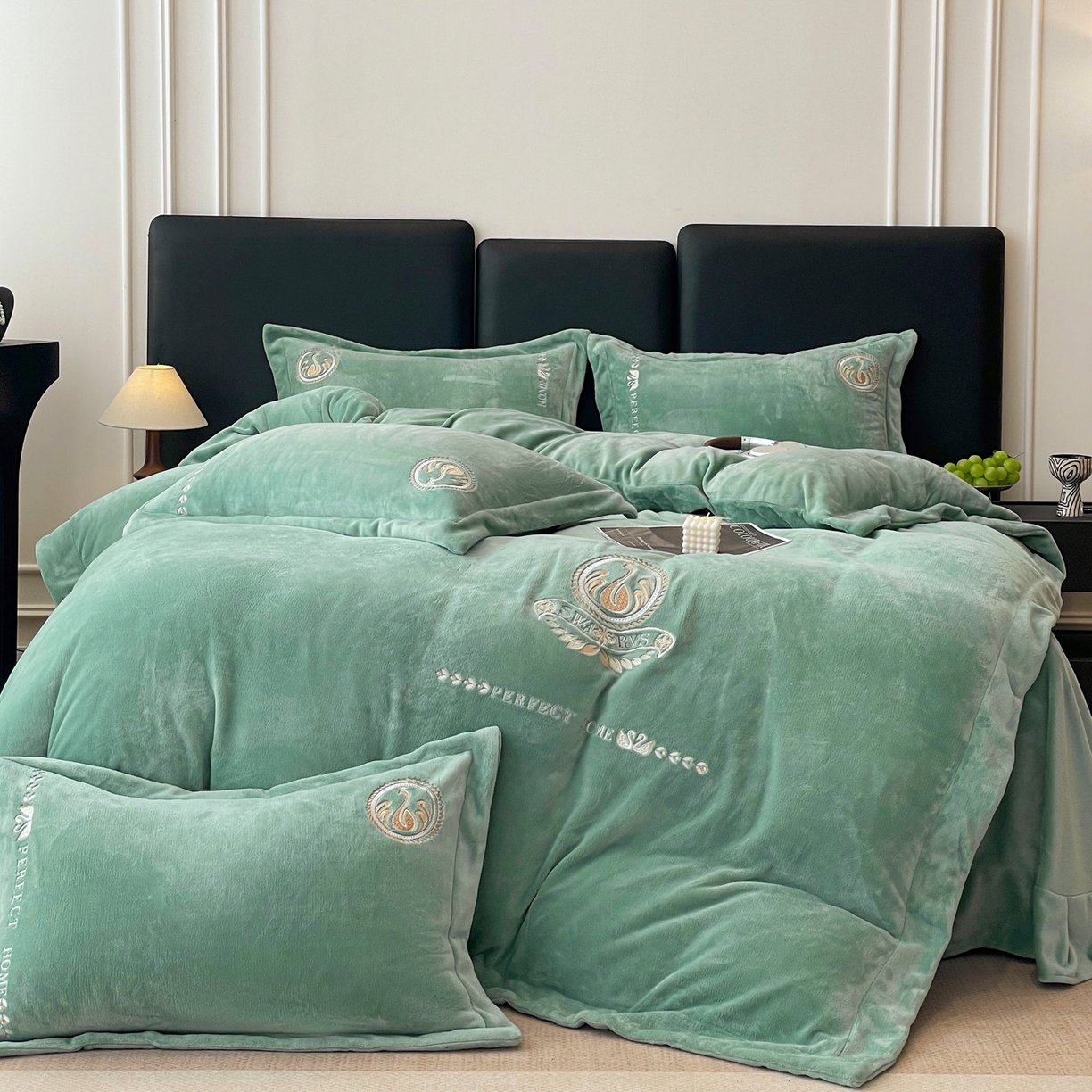 91家纺网 家纺一手货源 找家纺 美洲琳 2025新款高克重绣花牛奶绒四件套 天鹅-青色