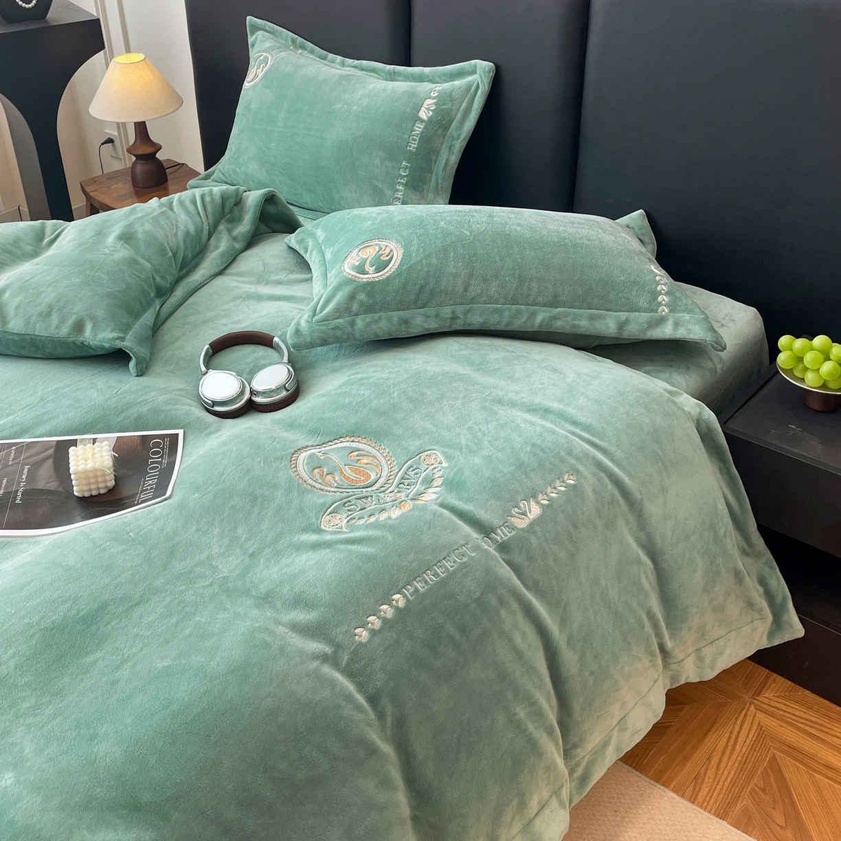 91家纺网 家纺一手货源 找家纺 美洲琳 2025新款高克重绣花牛奶绒四件套 天鹅-青色