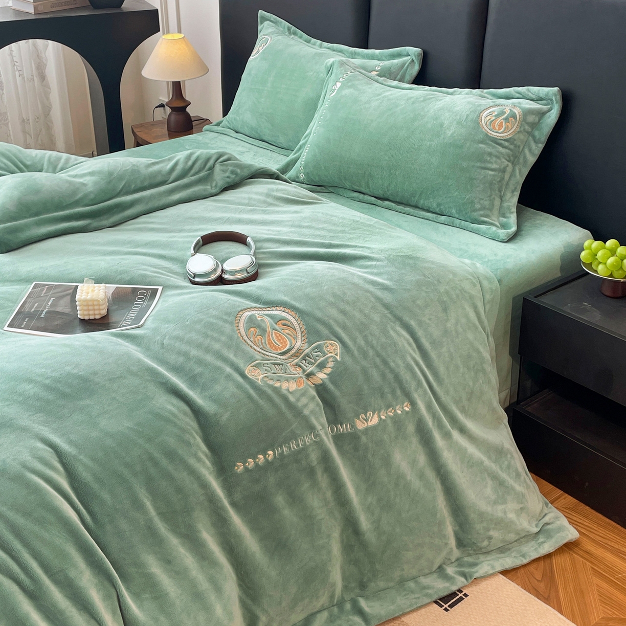 91家纺网 家纺一手货源 找家纺 美洲琳 2025新款高克重绣花牛奶绒四件套 天鹅-青色