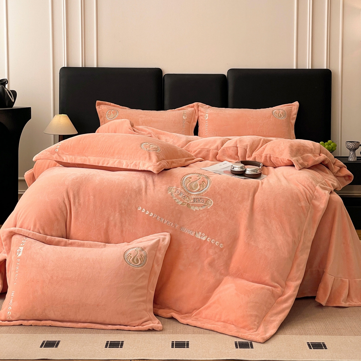 91家纺网 家纺一手货源 找家纺 美洲琳 2025新款高克重绣花牛奶绒四件套 天鹅-橘色