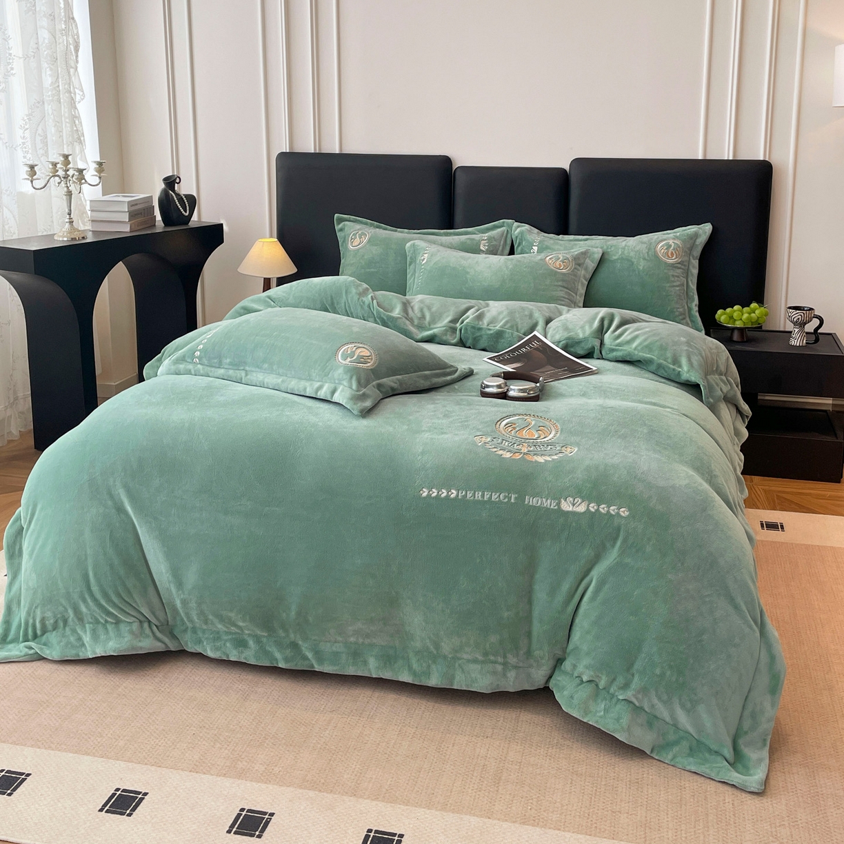 91家纺网 家纺一手货源 找家纺 美洲琳 2025新款高克重绣花牛奶绒四件套 天鹅-青色