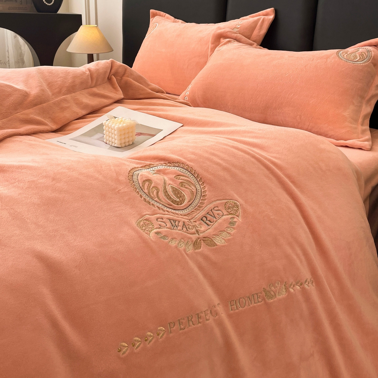 91家纺网 家纺一手货源 找家纺 美洲琳 2025新款高克重绣花牛奶绒四件套 天鹅-橘色