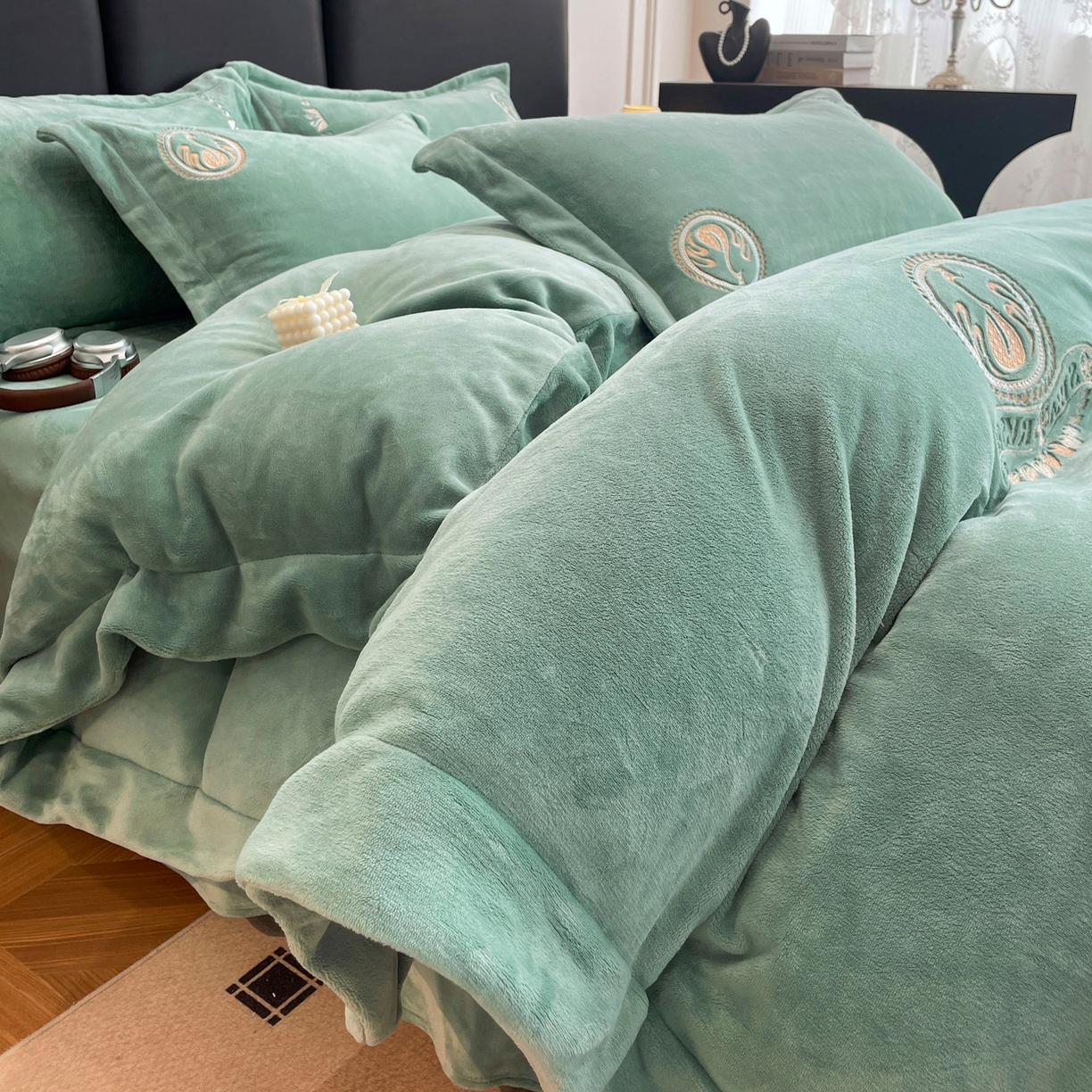 91家纺网 家纺一手货源 找家纺 美洲琳 2025新款高克重绣花牛奶绒四件套 天鹅-青色