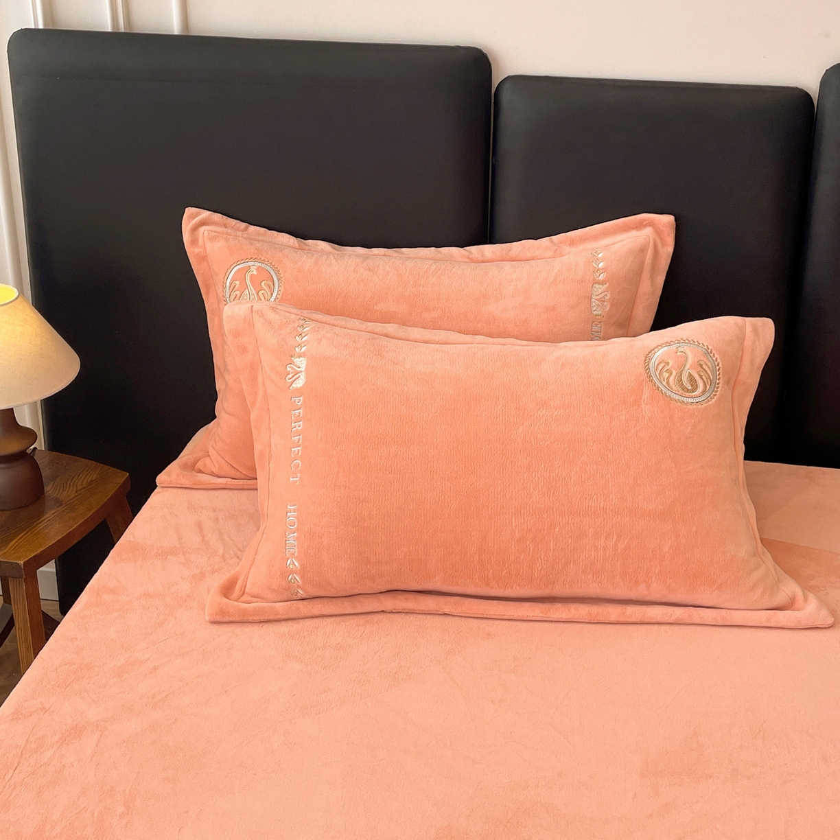 91家纺网 家纺一手货源 找家纺 美洲琳 2025新款高克重绣花牛奶绒四件套 天鹅-橘色