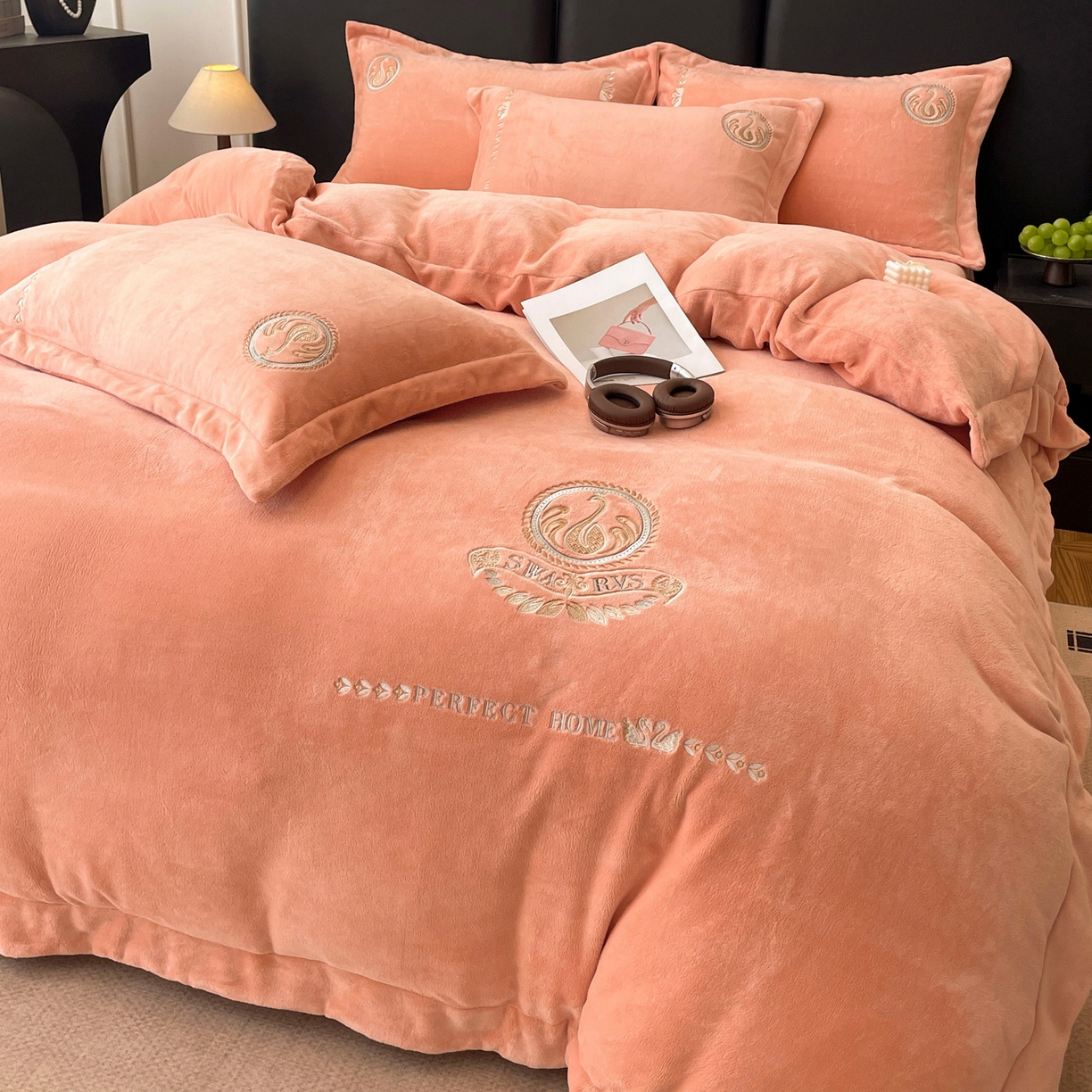 91家纺网 家纺一手货源 找家纺 美洲琳 2025新款高克重绣花牛奶绒四件套 天鹅-橘色