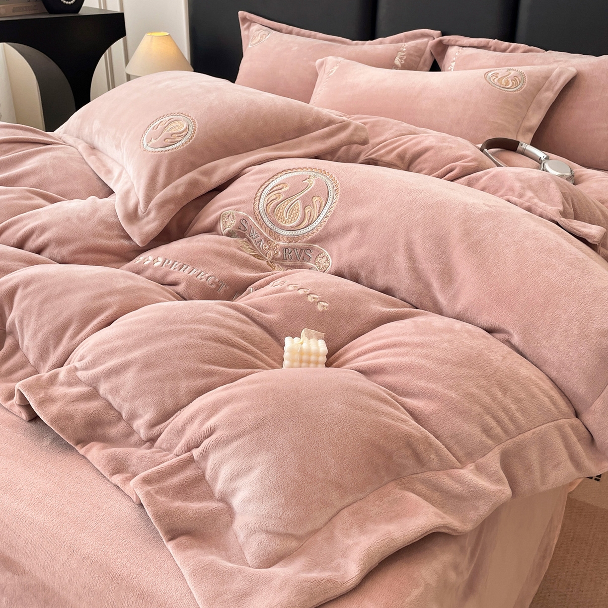 91家纺网 家纺一手货源 找家纺 美洲琳 2025新款高克重绣花牛奶绒四件套 天鹅-粉