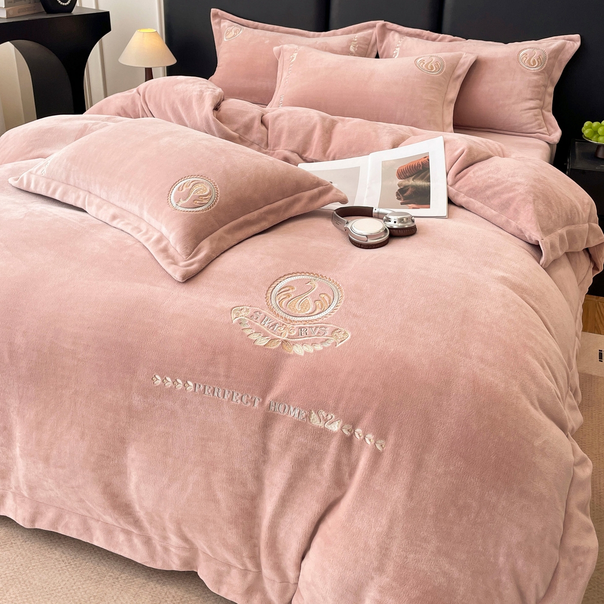 91家纺网 家纺一手货源 找家纺 美洲琳 2025新款高克重绣花牛奶绒四件套 天鹅-粉