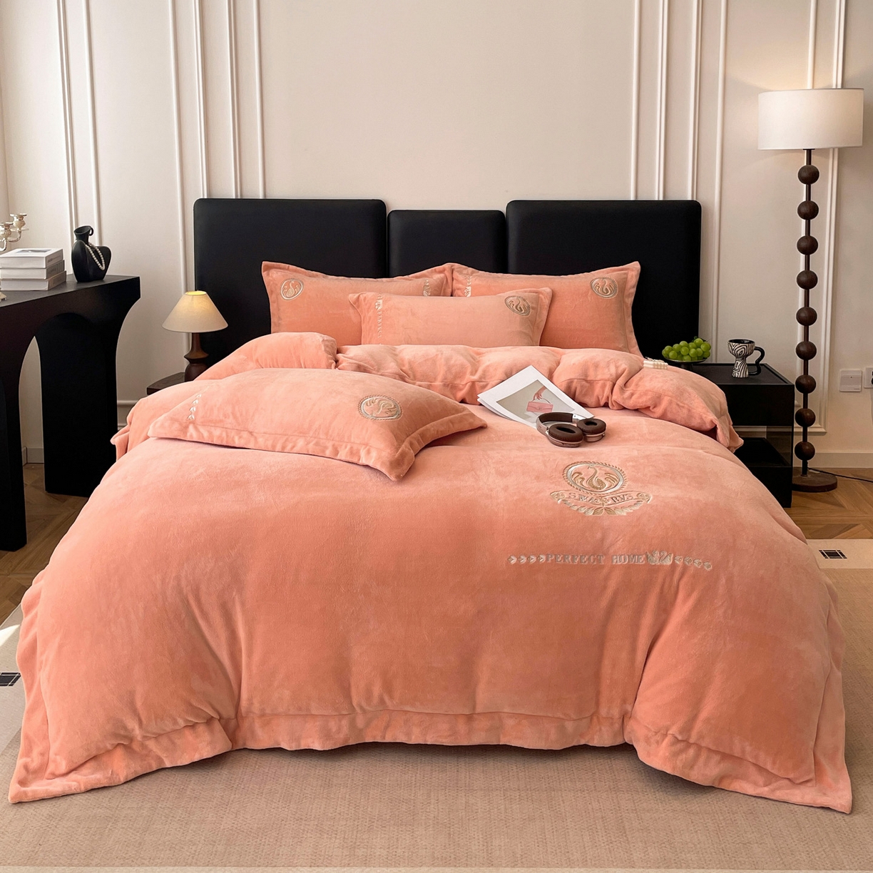 91家纺网 家纺一手货源 找家纺 美洲琳 2025新款高克重绣花牛奶绒四件套 天鹅-橘色