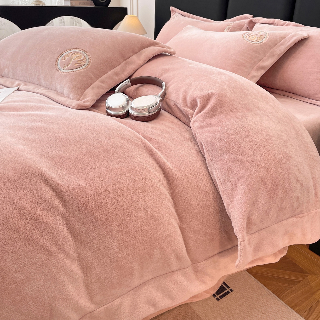 91家纺网 家纺一手货源 找家纺 美洲琳 2025新款高克重绣花牛奶绒四件套 天鹅-粉