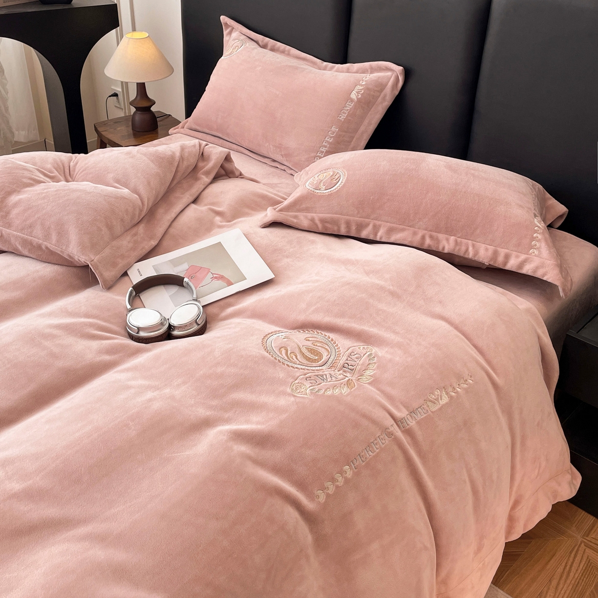 91家纺网 家纺一手货源 找家纺 美洲琳 2025新款高克重绣花牛奶绒四件套 天鹅-粉