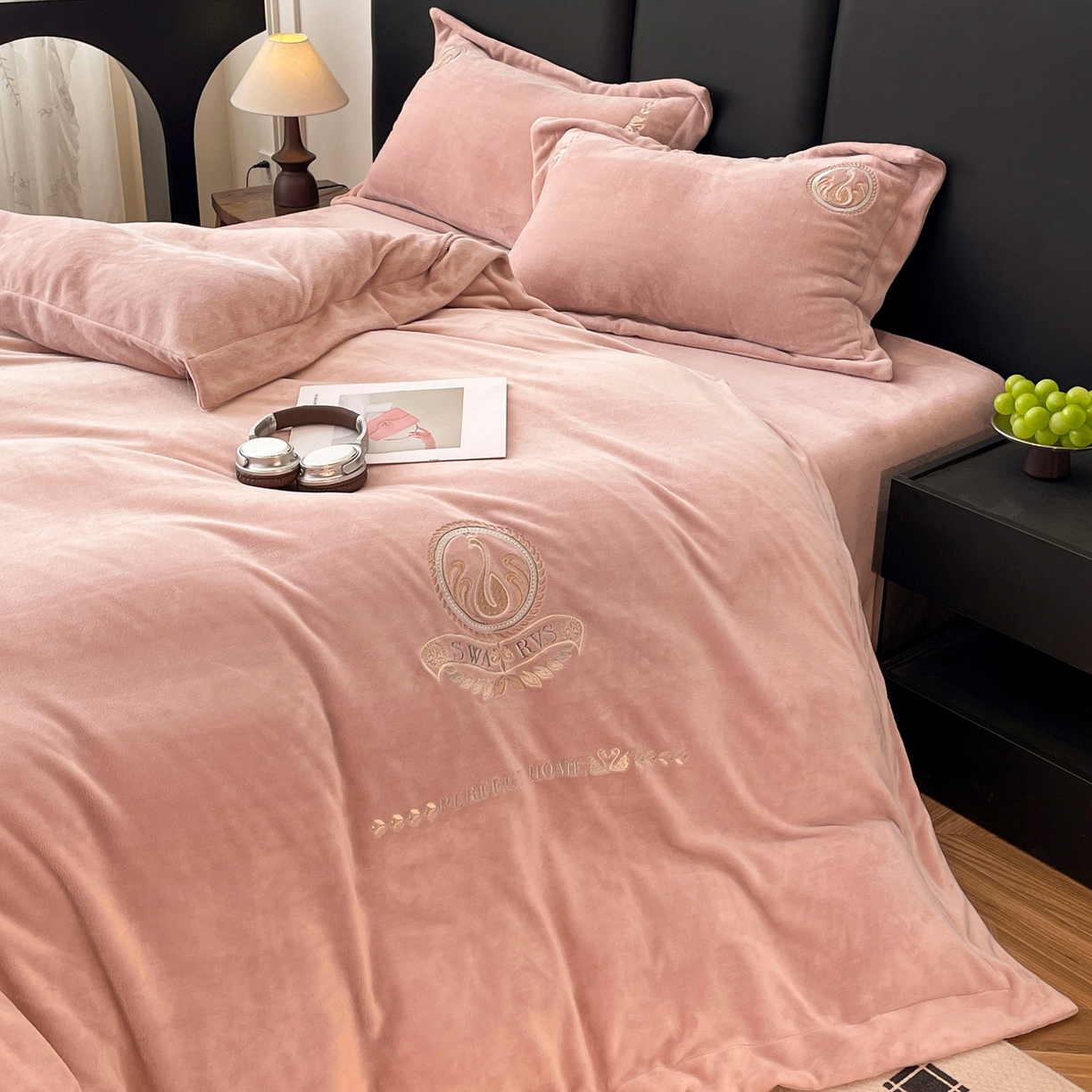 91家纺网 家纺一手货源 找家纺 美洲琳 2025新款高克重绣花牛奶绒四件套 天鹅-粉