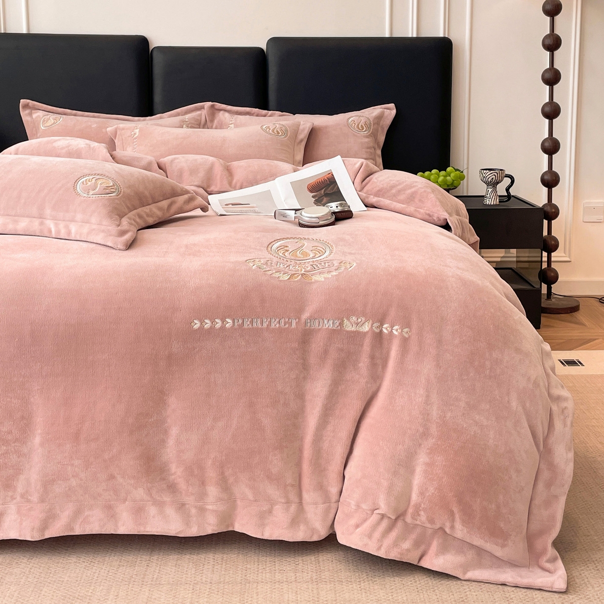 91家纺网 家纺一手货源 找家纺 美洲琳 2025新款高克重绣花牛奶绒四件套 天鹅-粉