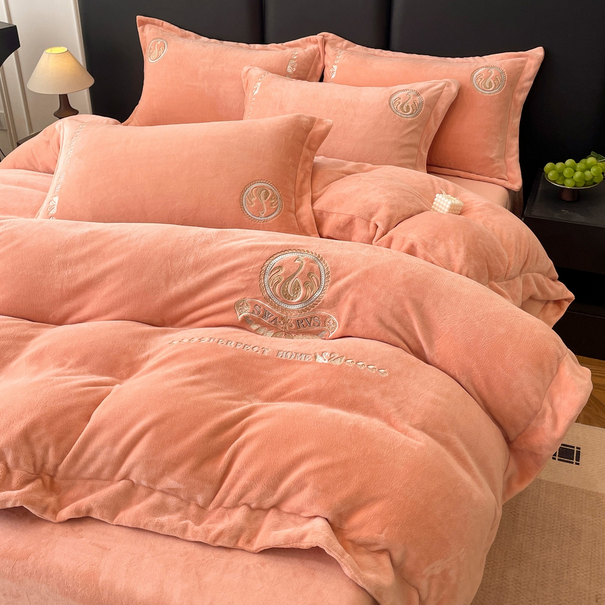 91家纺网 家纺一手货源 找家纺 美洲琳 2025新款高克重绣花牛奶绒四件套 天鹅-橘色