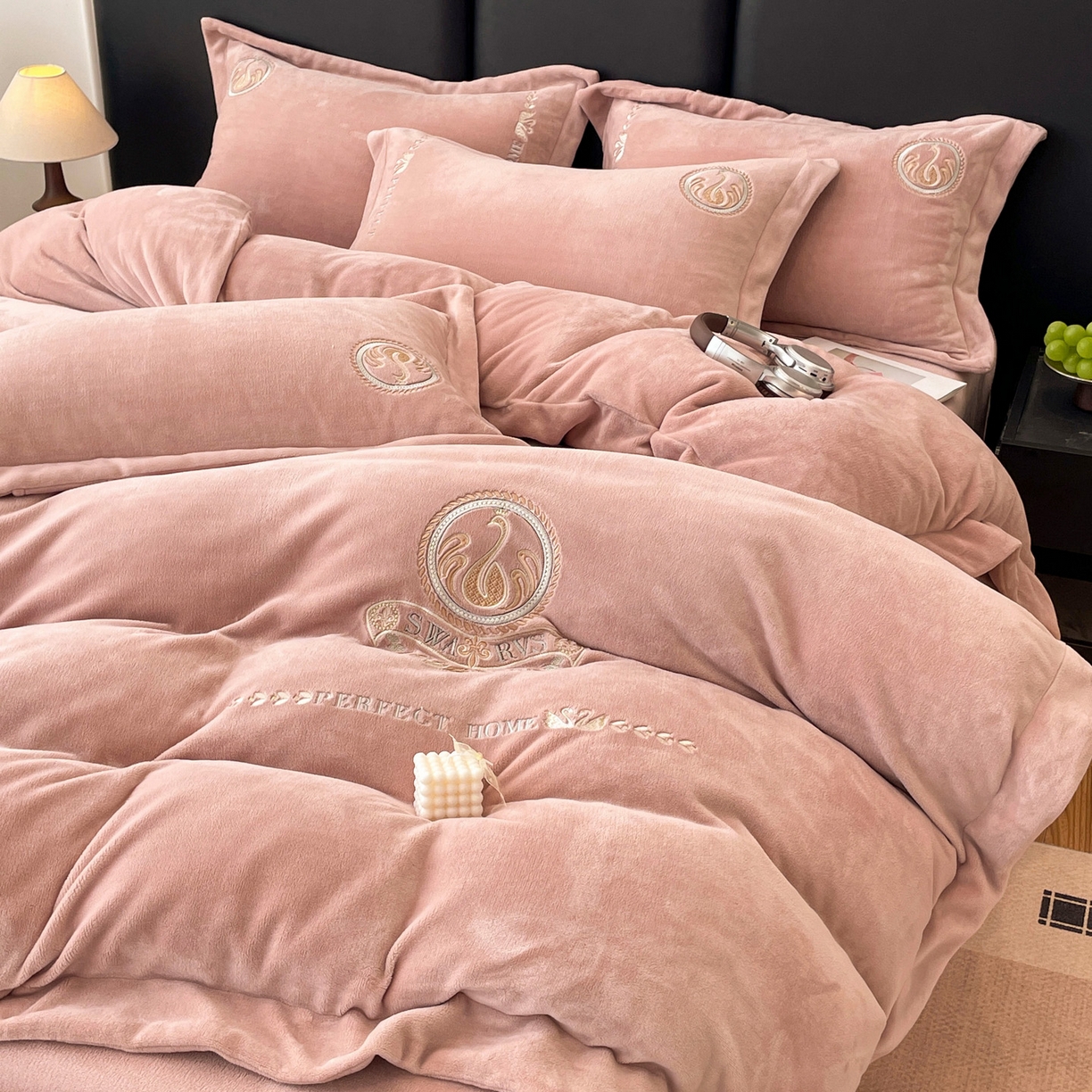 91家纺网 家纺一手货源 找家纺 美洲琳 2025新款高克重绣花牛奶绒四件套 天鹅-粉