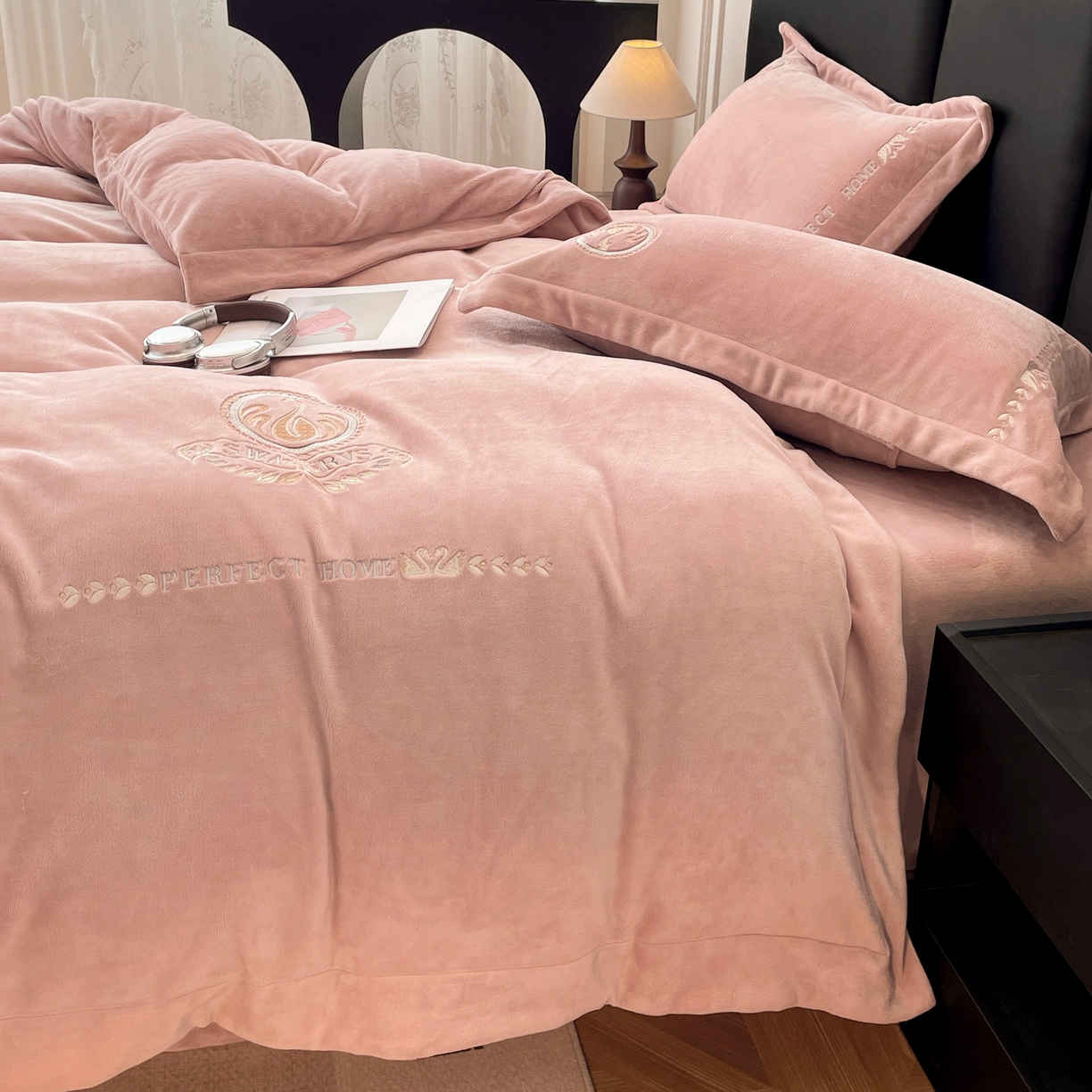 91家纺网 家纺一手货源 找家纺 美洲琳 2025新款高克重绣花牛奶绒四件套 天鹅-粉