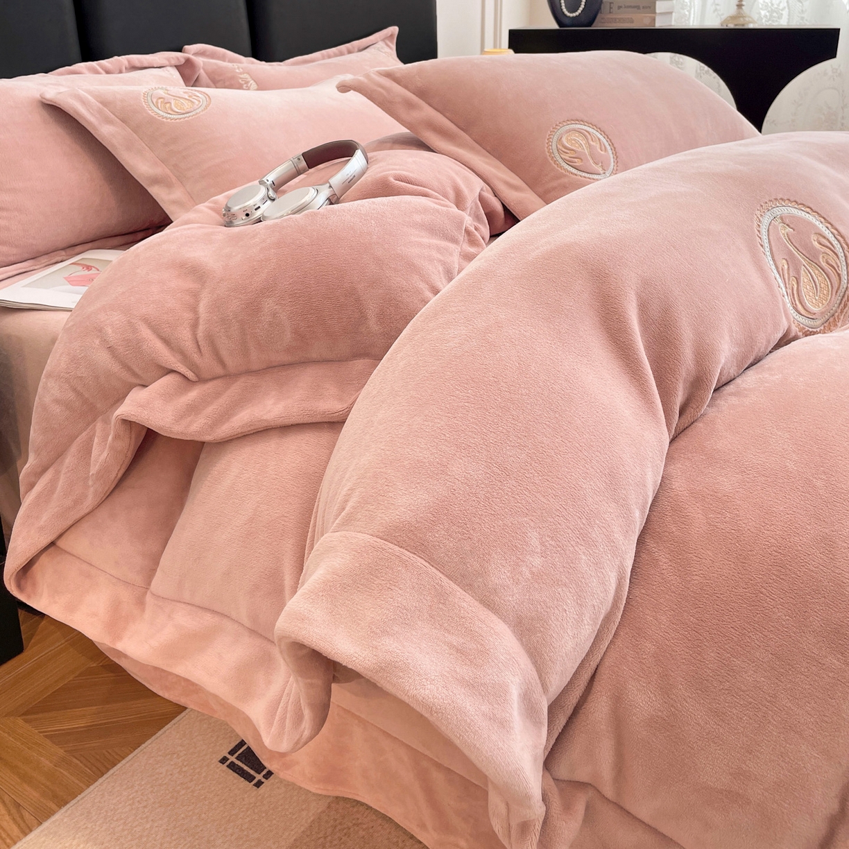 91家纺网 家纺一手货源 找家纺 美洲琳 2025新款高克重绣花牛奶绒四件套 天鹅-粉