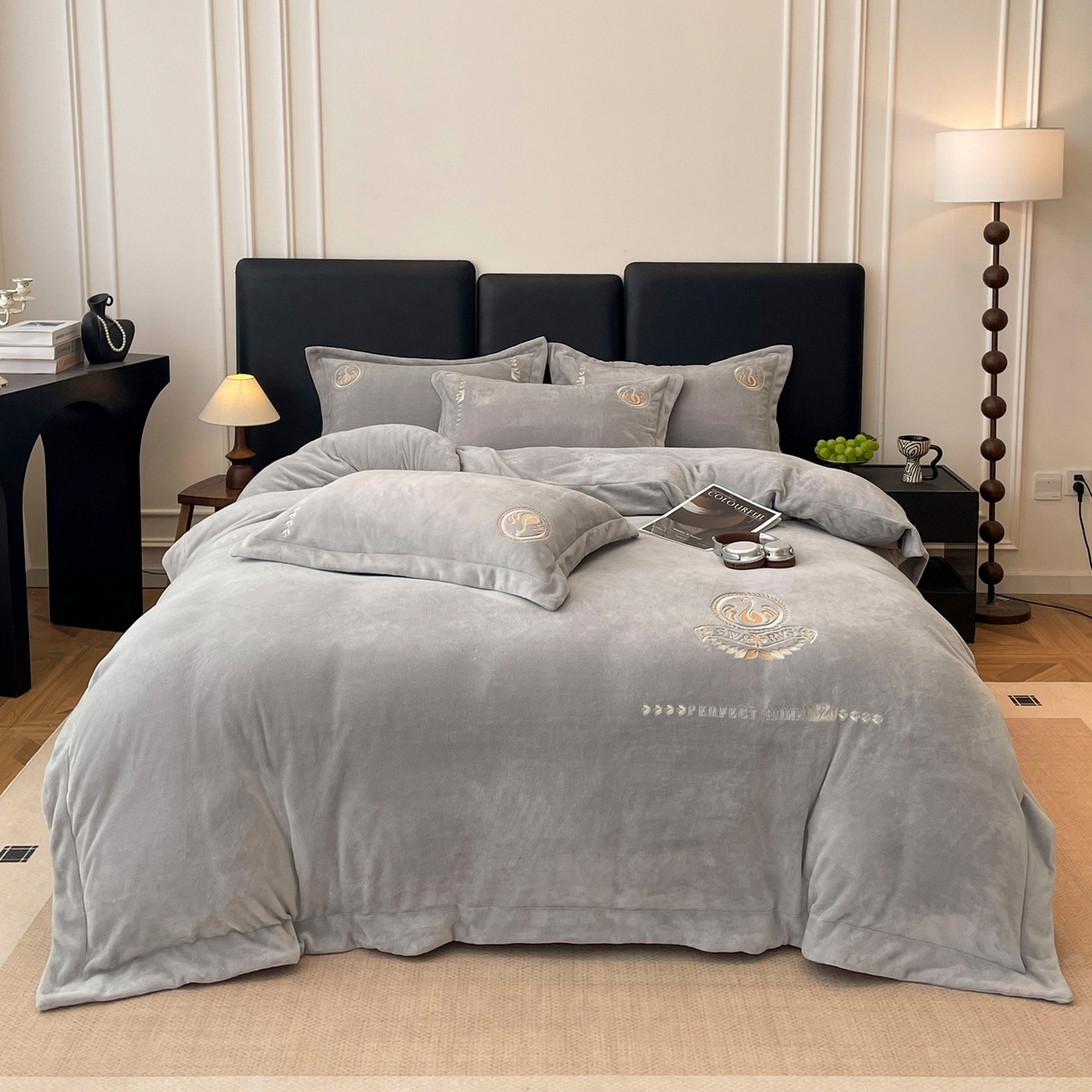 91家纺网 家纺一手货源 找家纺 美洲琳 2025新款高克重绣花牛奶绒四件套 天鹅-灰