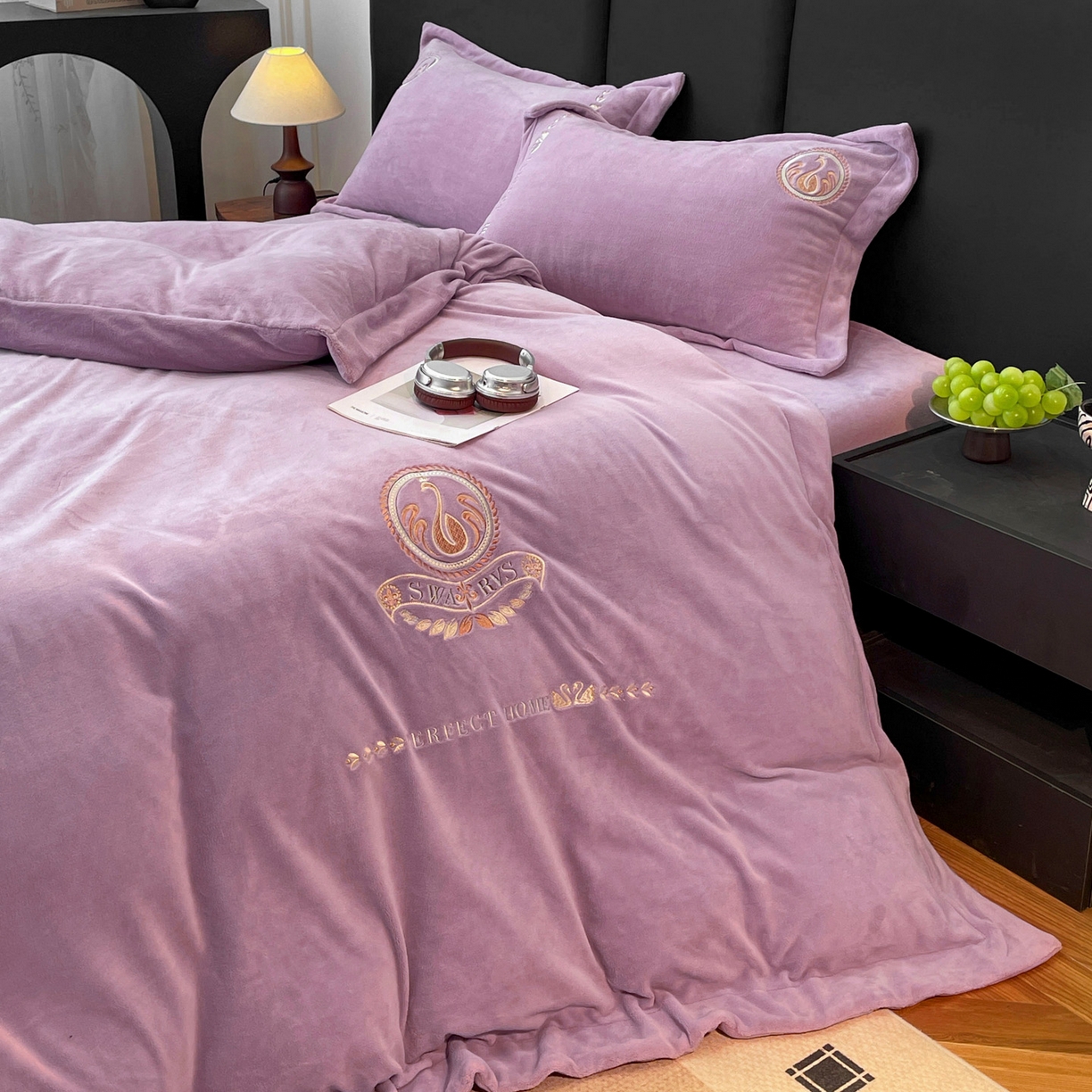 91家纺网 家纺一手货源 找家纺 美洲琳 2025新款高克重绣花牛奶绒四件套 天鹅-紫